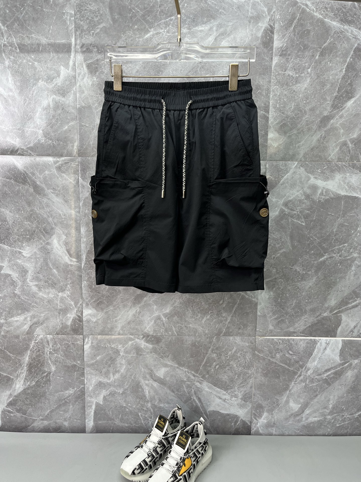 NO:839019,GUCCI Gucci 26ss new summer men's casual work shorts, American retro [complete with three standards] advanced customized summer special technology quick-drying breathable fabric, high breathability and comfort, impeccable details, customized development of accessories, what you see is what you get, reflecting high quality. It feels delicate and soft!  Three-dimensional cutting, simple and fashionable, and the upper body shape is awesome!  Size M-4XL (shipped next day),,gucci,shorts,19860909GUCCI古奇 26ss夏季新款男士休闲工装短裤 美式复古【三标齐全】高级定制夏季专用科技速干透气面料 透气舒适度高,细节无可挑剔,辅料定制开发,所见即所得,体现高品质.手感细腻柔软！立体裁剪,简单时尚,上身版型超赞！码数M-4XL（隔天出货）,,gucci,shorts,,Men's clothing
