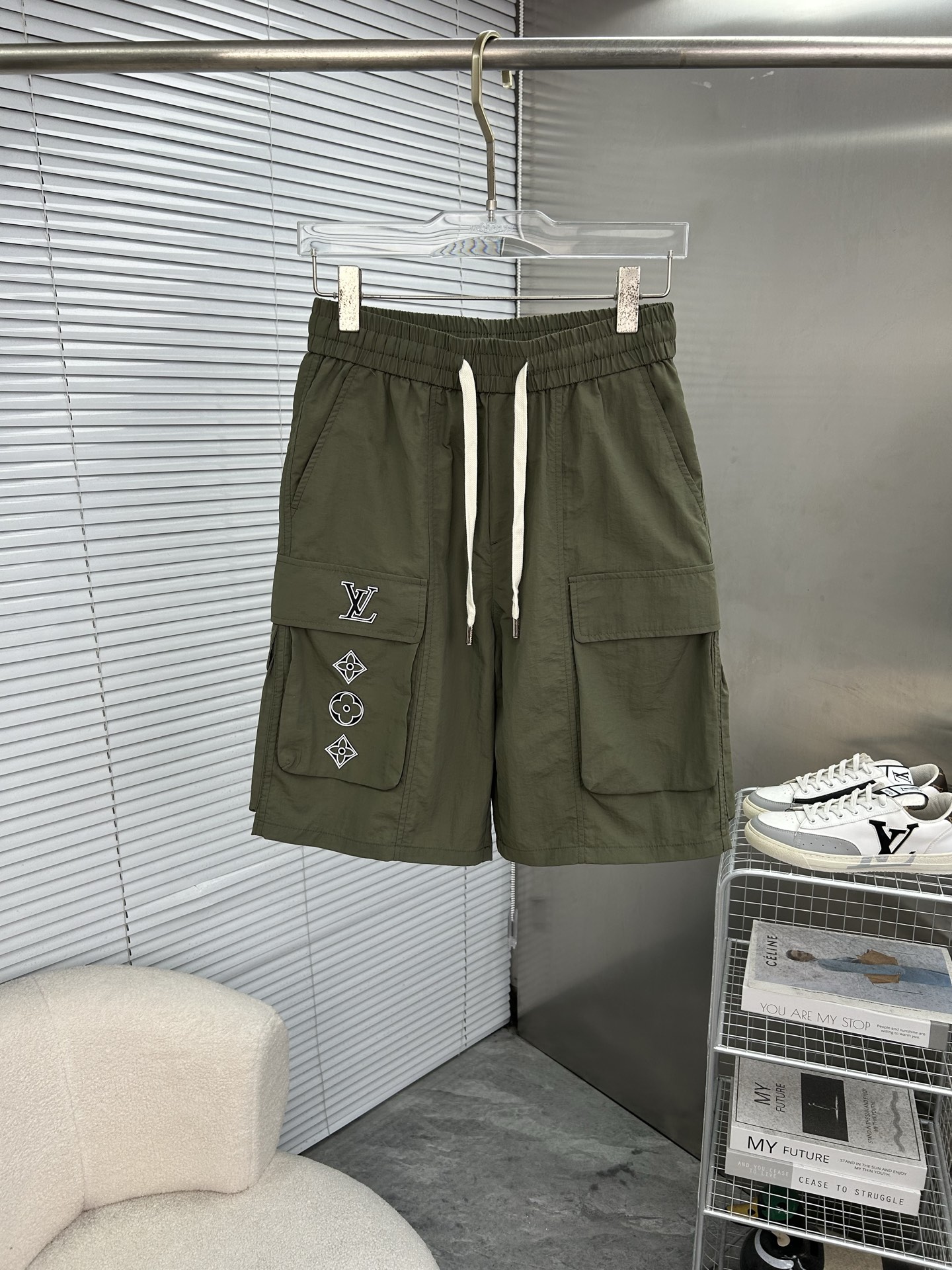 NO:918855,LV Louis Vuitton 26ss new summer men's casual work shorts, American retro [complete with three standards] advanced customized summer-specific technical quick-drying breathable fabric, high breathability and comfort, impeccable details, customized development of accessories, what you see is what you get, reflecting high quality. It feels delicate and soft!  Three-dimensional cutting, simple and fashionable, and the upper body shape is awesome!  Size M-4XL (next day shipping),,louis vuitton,louis vuitton,shorts,19860909LV路易威登 26ss夏季新款男士休闲工装短裤 美式复古【三标齐全】高级定制夏季专用科技速干透气面料 透气舒适度高,细节无可挑剔,辅料定制开发,所见即所得,体现高品质.手感细腻柔软！立体裁剪,简单时尚,上身版型超赞！码数M-4XL（隔天出货）,,louis vuitton,louis vuitton,shorts,,Men's clothing