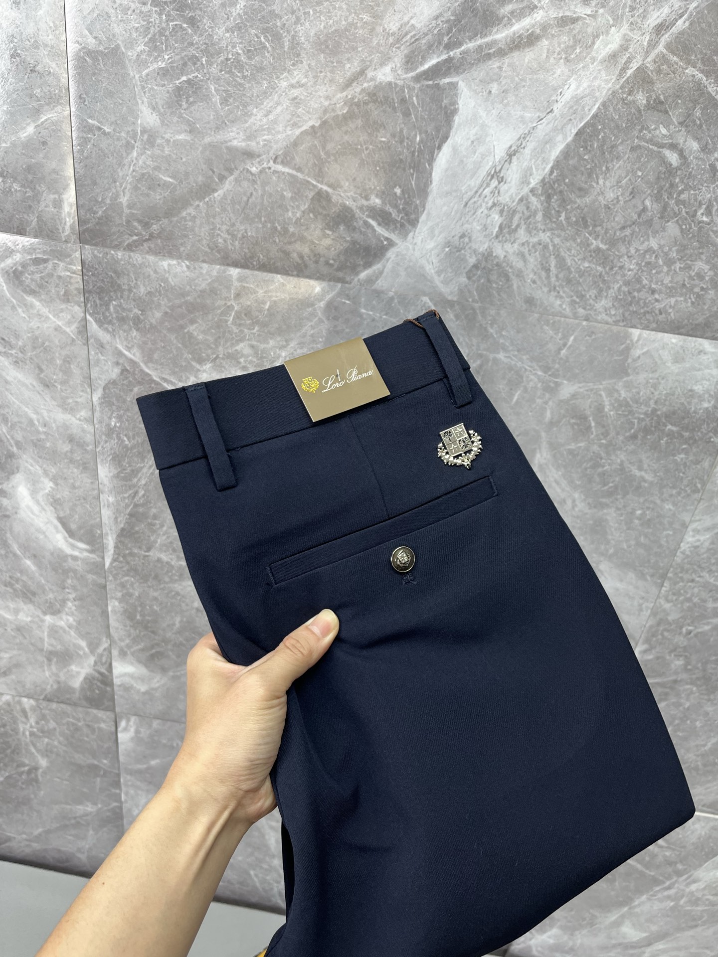 NO:925894,LP Nuoyou Piana casual pants, trousers, new style, four seasons, special fabric for advanced custom trousers, customized original hardware, heavy craftsmanship, fine turning and routing, customized fabric, soft and comfortable, significant texture, exquisite accessories, great upper body effect, complete three standards, standard size 29-40 (shipped next day),,loro piana,19860909LP诺悠翩雅 休闲裤 西裤 新款 四季款 高级定制裤子专用面料 定制原版五金 重工工艺打造 车工走线精细 定制面料 柔软舒适 质感显著 辅料精美 上身效果超赞 三标齐全 标准尺码29-40（隔天出货）,,loro piana,,Men's clothing
