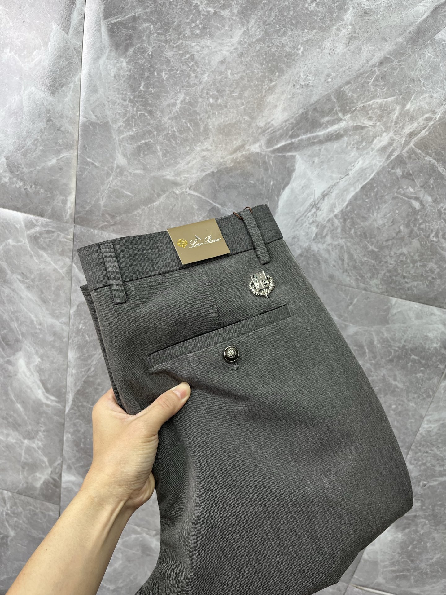 NO:837297,LP Nuoyou Piana casual pants, trousers, new style, four seasons, special fabric for advanced custom trousers, customized original hardware, heavy craftsmanship, fine turning and routing, customized fabric, soft and comfortable, significant texture, exquisite accessories, great upper body effect, complete three standards, standard size 29-40 (shipped next day),, loro piana,19860909LP诺悠翩雅 休闲裤 西裤 新款 四季款 高级定制裤子专用面料 定制原版五金 重工工艺打造 车工走线精细 定制面料 柔软舒适 质感显著 辅料精美 上身效果超赞 三标齐全 标准尺码29-40（隔天出货）,,loro piana,,Men's clothing