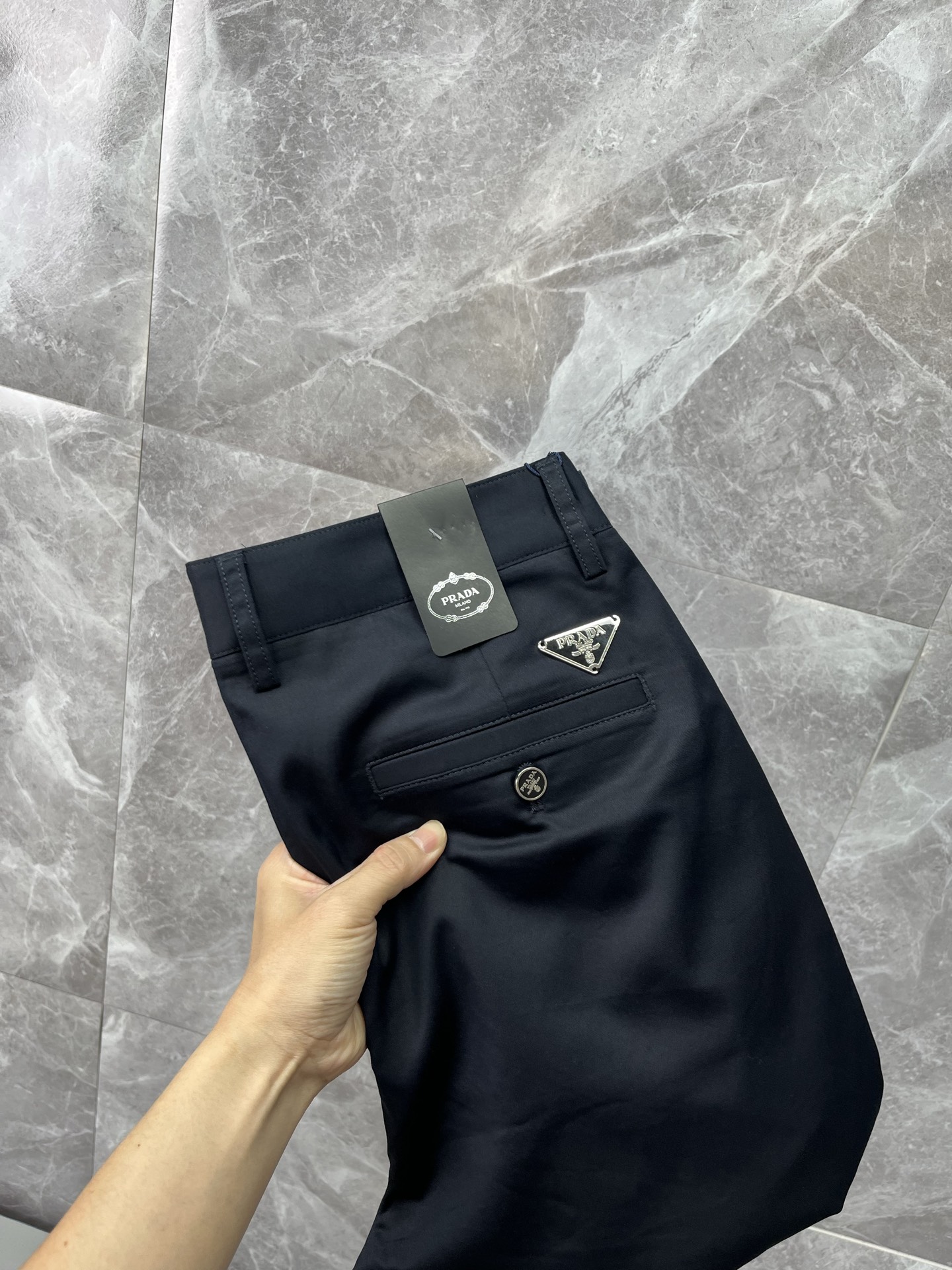 NO:925886,PRADA Casual pants, trousers, new style, four seasons, special fabric for advanced custom trousers, customized original hardware, heavy craftsmanship, fine turning and routing, customized fabric, soft and comfortable, significant texture, exquisite accessories, great upper body effect, complete with three standards, standard size 29-40 (shipped next day),, prada, prada,19860909PRADA普拉达 休闲裤 西裤 新款 四季款 高级定制裤子专用面料 定制原版五金 重工工艺打造 车工走线精细 定制面料 柔软舒适 质感显著 辅料精美 上身效果超赞 三标齐全 标准尺码29-40（隔天出货）,,prada,prada,,Men's clothing