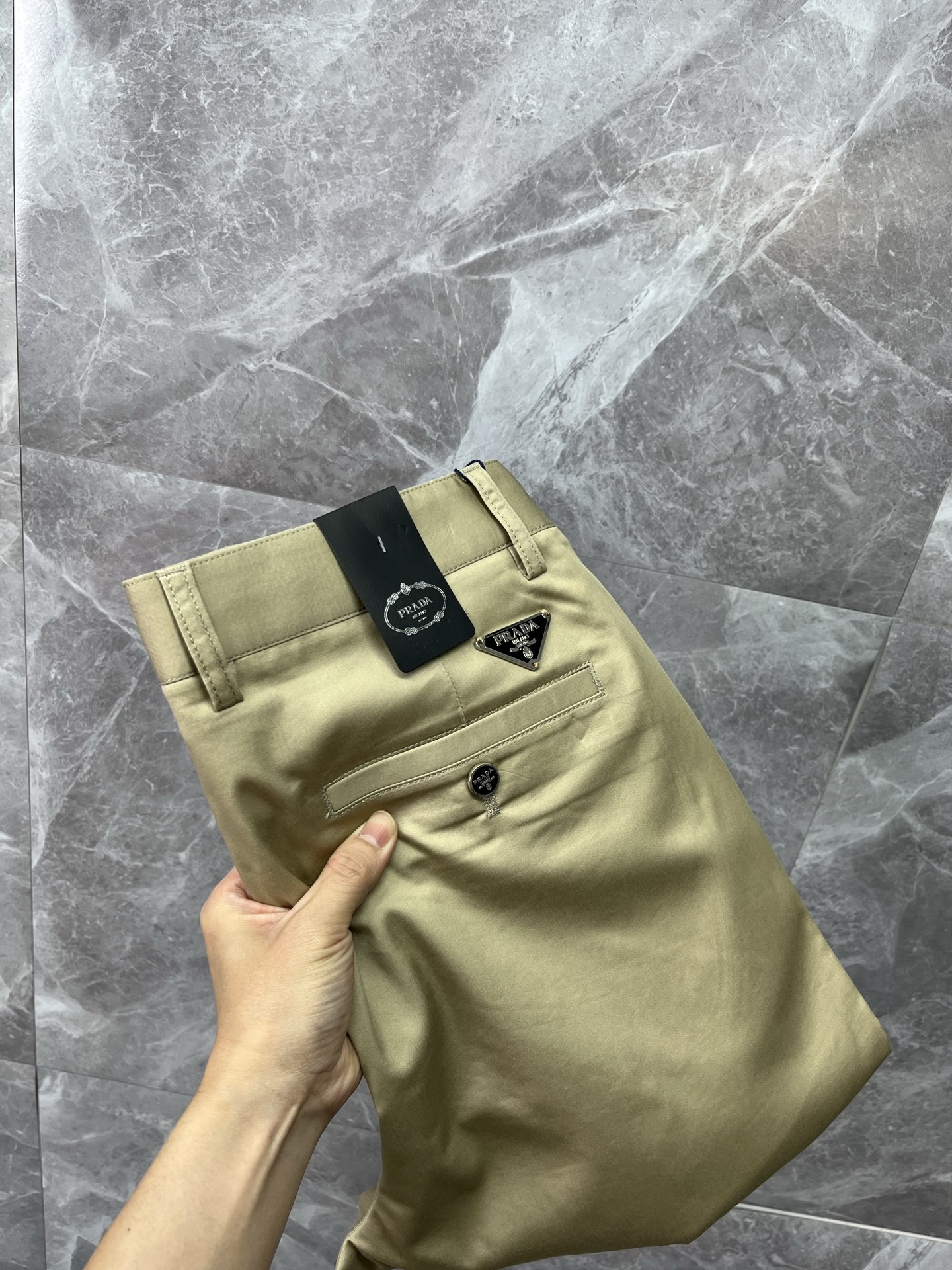 NO:837302,PRADA Casual pants, trousers, new style, four seasons, special fabric for advanced custom trousers, customized original hardware, heavy craftsmanship, fine turning and routing, customized fabric, soft and comfortable, significant texture, exquisite accessories, great upper body effect, complete with three standards, standard size 29-40 (shipped next day),, prada, prada,19860909PRADA普拉达 休闲裤 西裤 新款 四季款 高级定制裤子专用面料 定制原版五金 重工工艺打造 车工走线精细 定制面料 柔软舒适 质感显著 辅料精美 上身效果超赞 三标齐全 标准尺码29-40（隔天出货）,,prada,prada,,Men's clothing