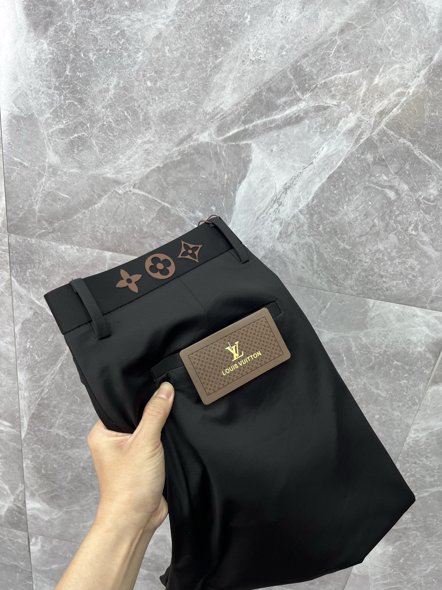 NO:925878,LV Louis Vuitton casual pants, trousers, new style, four seasons, special fabric for advanced custom trousers, customized original hardware, heavy craftsmanship, fine turning and wiring, customized fabric, soft and comfortable, significant texture, exquisite accessories, excellent upper body effect, complete three standards, standard size 29-40 (shipped next day),, louis vuitton, louis vuitton,19860909LV路易威登 休闲裤 西裤 新款 四季款 高级定制裤子专用面料 定制原版五金 重工工艺打造 车工走线精细 定制面料 柔软舒适 质感显著 辅料精美 上身效果超赞 三标齐全 标准尺码29-40（隔天出货）,,louis vuitton,louis vuitton,,Men's clothing
