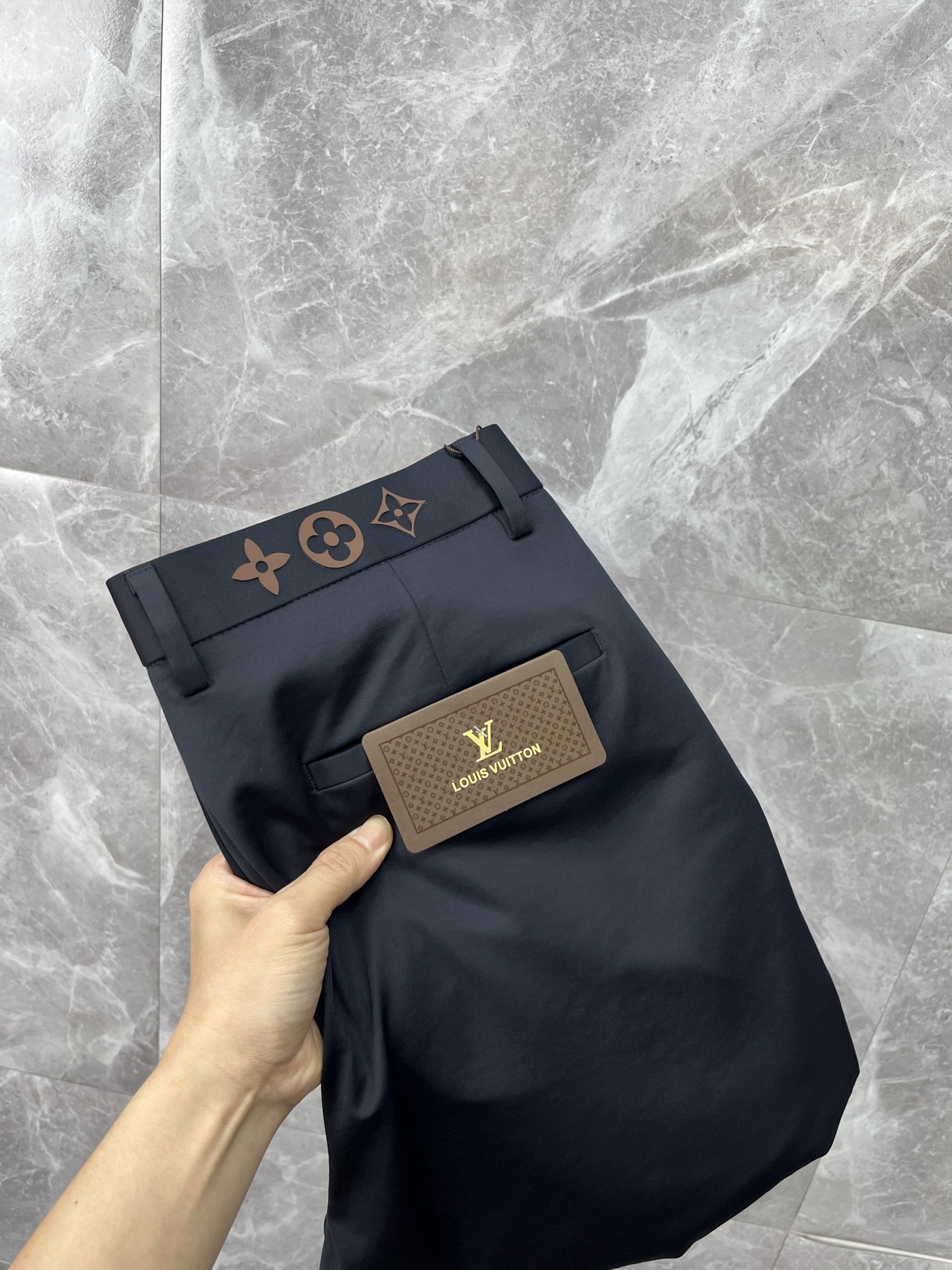 NO:837305,LV Louis Vuitton casual pants, trousers, new style, four seasons, special fabric for advanced custom trousers, customized original hardware, heavy craftsmanship, fine turning and wiring, customized fabric, soft and comfortable, significant texture, exquisite accessories, excellent upper body effect, complete three standards, standard size 29-40 (shipped next day),, louis vuitton, louis vuitton,19860909LV路易威登 休闲裤 西裤 新款 四季款 高级定制裤子专用面料 定制原版五金 重工工艺打造 车工走线精细 定制面料 柔软舒适 质感显著 辅料精美 上身效果超赞 三标齐全 标准尺码29-40（隔天出货）,,louis vuitton,louis vuitton,,Men's clothing