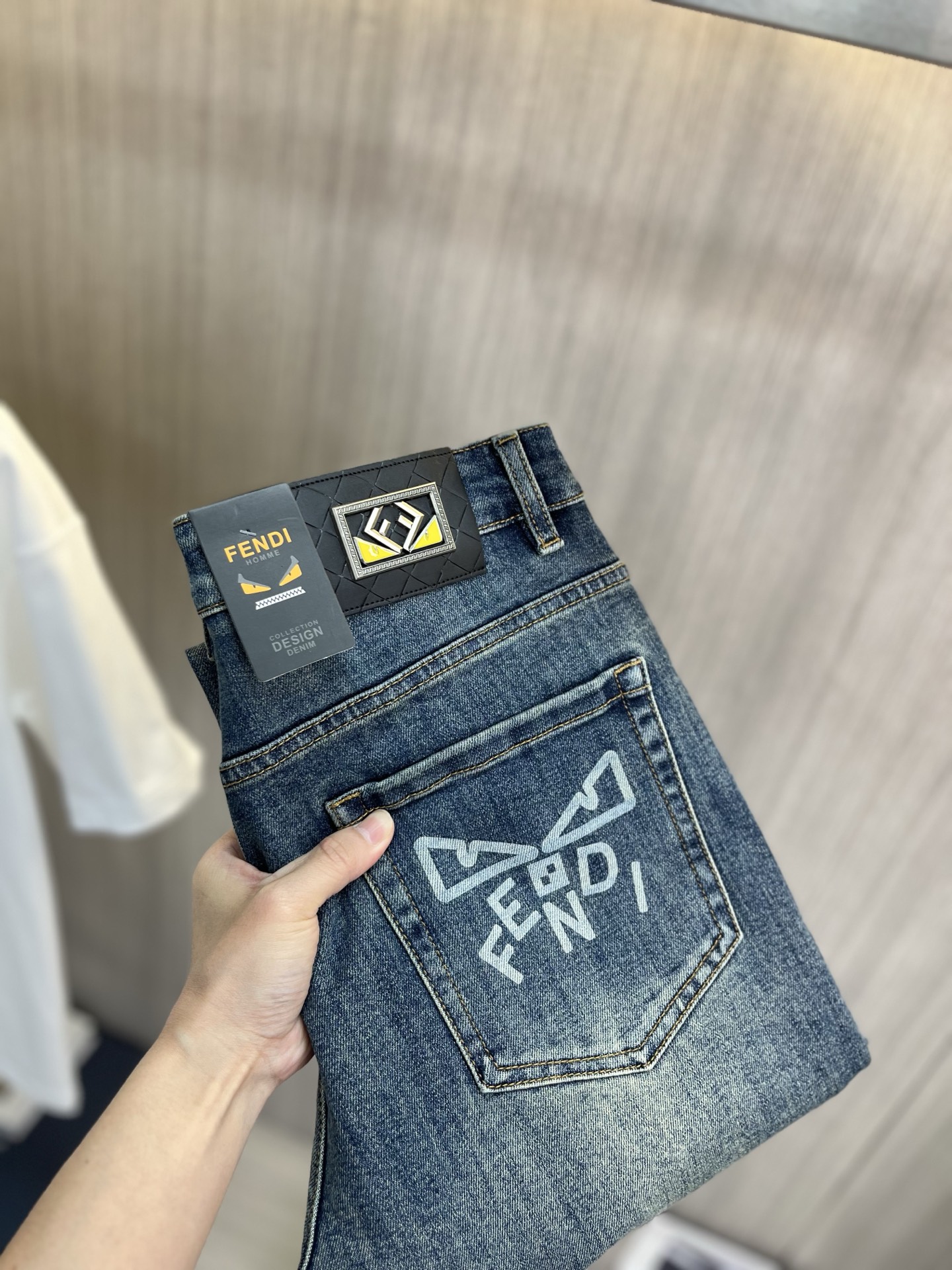NO:934713,FENDI Fendi 2026 new men's jeans. The fabric has good elasticity. Exclusively sold on the official website. Fashionable and elegant. Heavy craftsmanship design. Using original color yeast washing process. Selected imported heavy denim denim fabric. Equipped with counter hardware decoration. Genuine leather label. Exquisite stitching. Big brand style. Worth owning. Size 28-38, shipped next day,,fendi,fendi,jeans,19860909FENDI芬迪 2026新品男士牛仔裤 面料弹性好.独家发售 官网同步 时尚优雅 重工艺设计.采用原色酵母水洗工艺 精选进口重磅丹宁牛仔面料 配专柜五金装饰 真皮皮牌 精致车线 大牌风范 值得拥有.码数28-38,隔天出货,,fendi,fendi,jeans,,Men's clothing