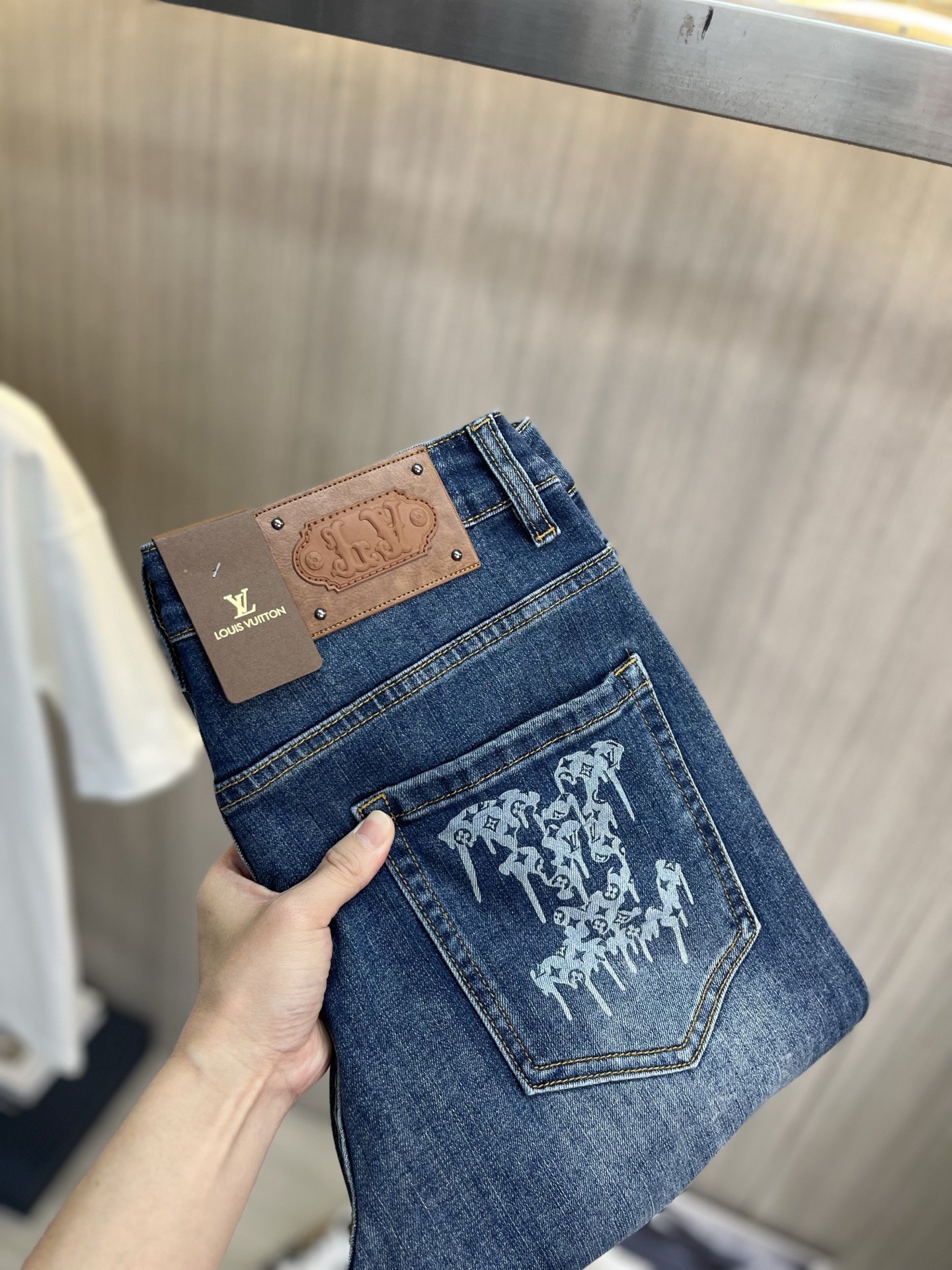 NO:934718,LV Louis Vuitton's 2026 new men's jeans have good fabric elasticity. Exclusively available on the official website. Fashionable and elegant. Heavy craftsmanship design. Using original color yeast washing process. Selected imported heavy denim denim fabric. Equipped with counter hardware decoration. Genuine leather label. Exquisite stitching. Big brand style. Worth owning. Size 28-38, shipped next day,,louis vuitton,louis vuitton,jeans,19860909LV路易威登 2026新品男士牛仔裤 面料弹性好.独家发售 官网同步 时尚优雅 重工艺设计.采用原色酵母水洗工艺 精选进口重磅丹宁牛仔面料 配专柜五金装饰 真皮皮牌 精致车线 大牌风范 值得拥有.码数28-38,隔天出货,,louis vuitton,louis vuitton,jeans,,Men's clothing