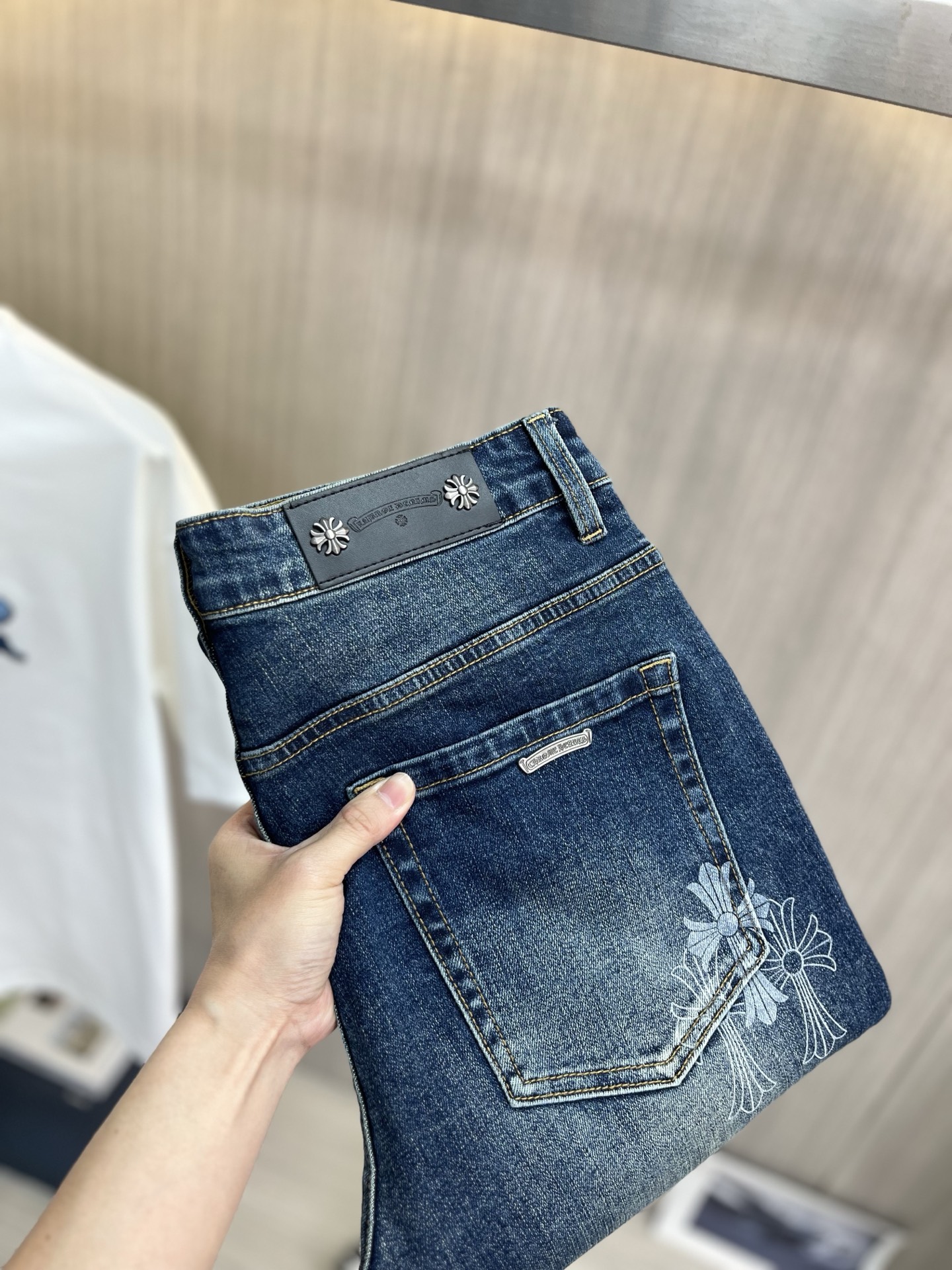 NO:934723,CH Chrome Hearts 2026 new men's jeans. The fabric is very elastic. Exclusively available on the official website. Fashionable and elegant. Heavy craftsmanship design. Uses original color yeast washing process. Selected imported heavyweight denim denim fabric. Equipped with counter hardware decoration. Genuine leather label. Exquisite stitching. Big brand style. Worth owning. Code number 28-38, shipped next day,,chrome hearts,jeans,19860909CH克罗心 2026新品男士牛仔裤 面料弹性好.独家发售 官网同步 时尚优雅 重工艺设计.采用原色酵母水洗工艺 精选进口重磅丹宁牛仔面料 配专柜五金装饰 真皮皮牌 精致车线 大牌风范 值得拥有.码数28-38,隔天出货,,chrome hearts,jeans,,Men's clothing