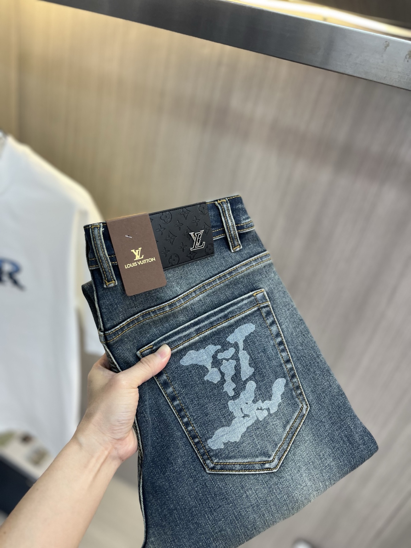 NO:934728,LV Louis Vuitton's 2026 new men's jeans have good fabric elasticity. Exclusively available on the official website. Fashionable and elegant. Heavy craftsmanship design. Using original color yeast washing process. Selected imported heavy denim denim fabric. Equipped with counter hardware decoration. Genuine leather label. Exquisite stitching. Big brand style. Worth owning. Size 28-38, shipped next day,,louis vuitton,louis vuitton,jeans,19860909LV路易威登 2026新品男士牛仔裤 面料弹性好.独家发售 官网同步 时尚优雅 重工艺设计.采用原色酵母水洗工艺 精选进口重磅丹宁牛仔面料 配专柜五金装饰 真皮皮牌 精致车线 大牌风范 值得拥有.码数28-38,隔天出货,,louis vuitton,louis vuitton,jeans,,Men's clothing