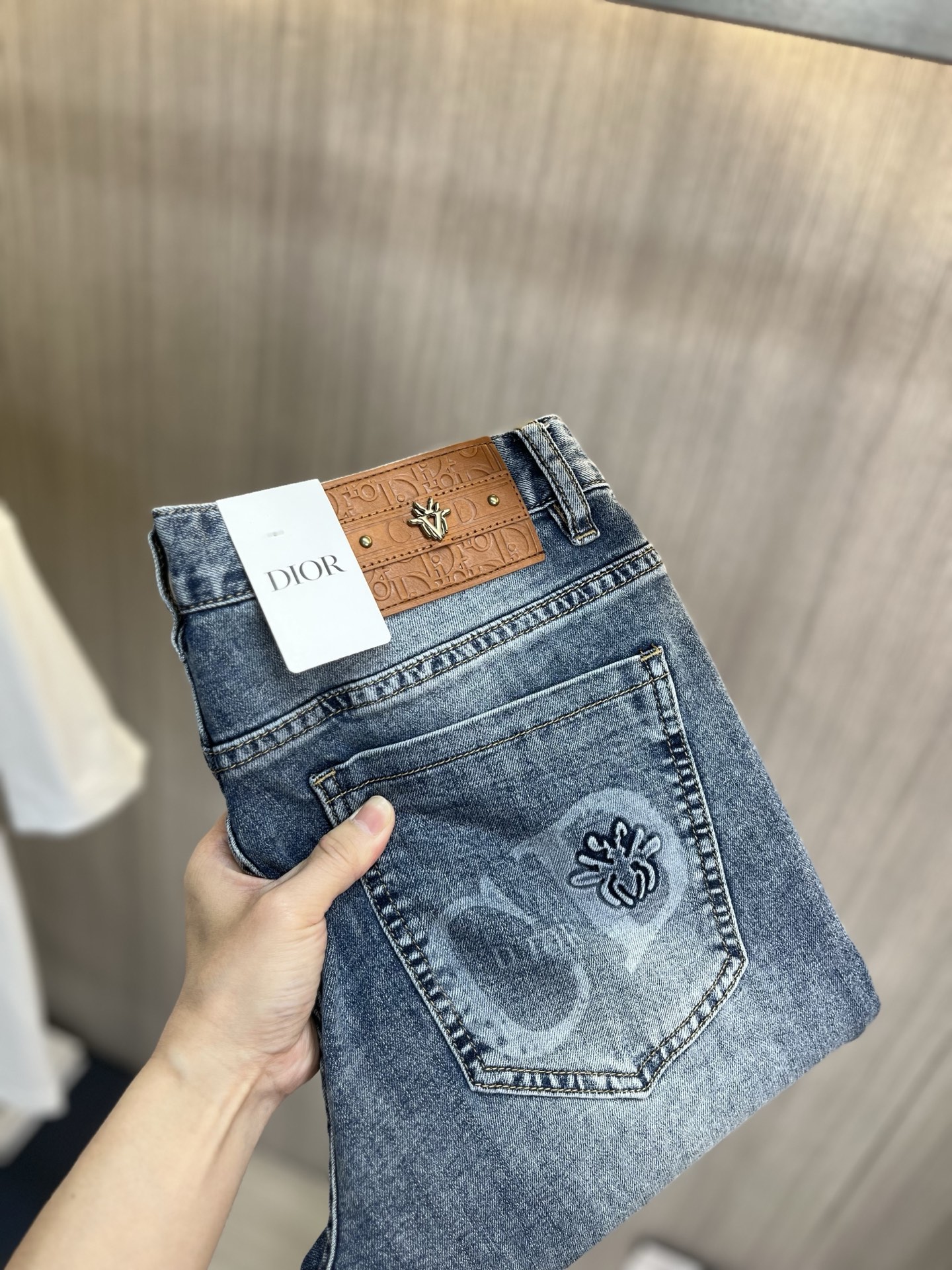 NO:934733,DIOR Dior's 2026 new men's jeans are made of good elasticity. Exclusively available on the official website. Fashionable and elegant. Heavy craftsmanship design. Using original color yeast washing process. Selected imported heavy denim denim fabric. Equipped with counter hardware decoration. Genuine leather label. Exquisite stitching. Big brand style. Worth owning. Size 28-38, shipped next day, dior, dior, jeans,19860909DIOR迪奥 2026新品男士牛仔裤 面料弹性好.独家发售 官网同步 时尚优雅 重工艺设计.采用原色酵母水洗工艺 精选进口重磅丹宁牛仔面料 配专柜五金装饰 真皮皮牌 精致车线 大牌风范 值得拥有.码数28-38,隔天出货,,dior,dior,jeans,,Men's clothing