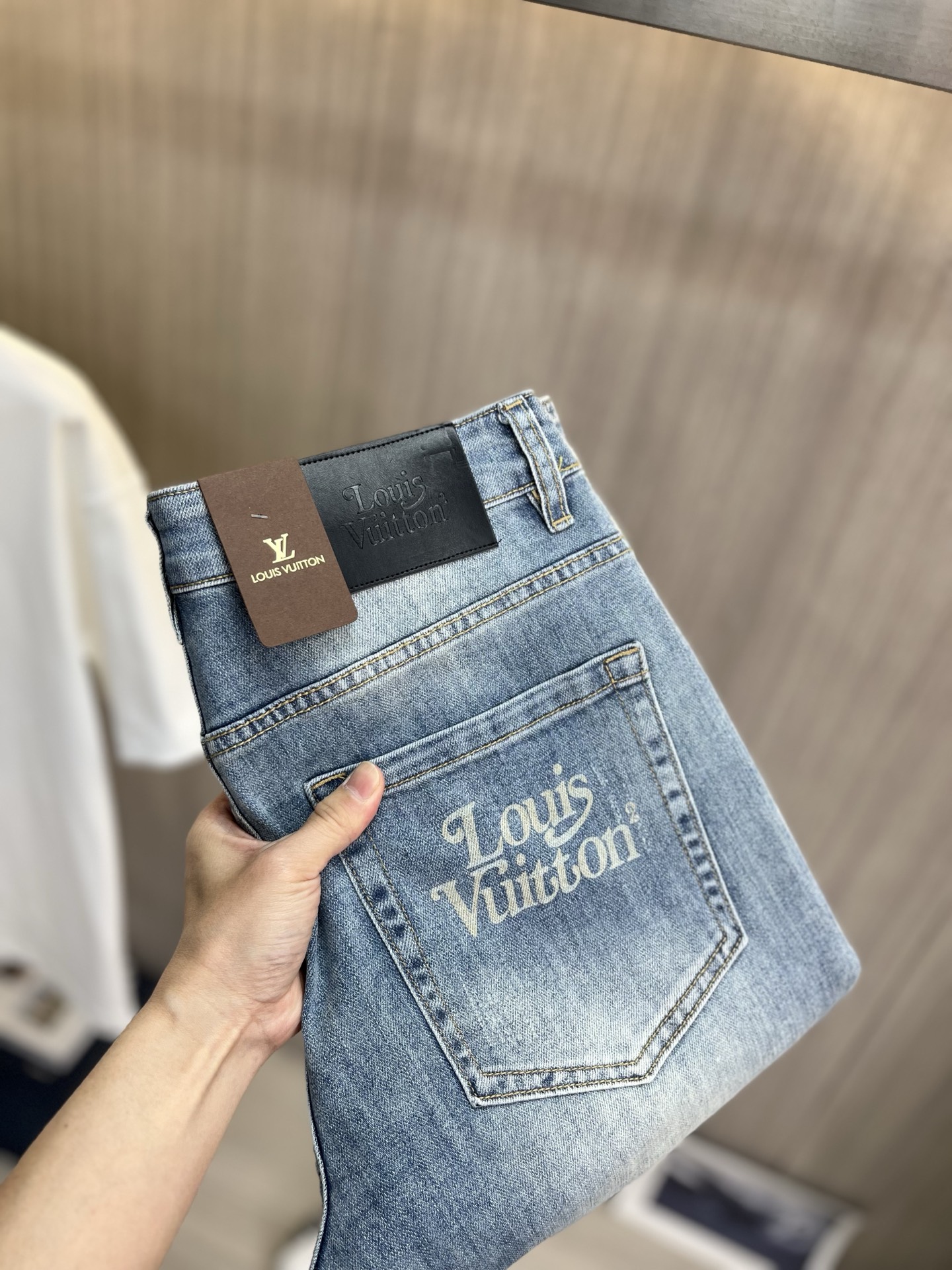 NO:934737,LV Louis Vuitton's 2026 new men's jeans have good fabric elasticity. Exclusively available on the official website. Fashionable and elegant. Heavy craftsmanship design. Using original color yeast washing process. Selected imported heavy denim denim fabric. Equipped with counter hardware decoration. Genuine leather label. Exquisite stitching. Big brand style. Worth owning. Size 28-38, shipped next day,,louis vuitton,louis vuitton,jeans,19860909LV路易威登 2026新品男士牛仔裤 面料弹性好.独家发售 官网同步 时尚优雅 重工艺设计.采用原色酵母水洗工艺 精选进口重磅丹宁牛仔面料 配专柜五金装饰 真皮皮牌 精致车线 大牌风范 值得拥有.码数28-38,隔天出货,,louis vuitton,louis vuitton,jeans,,Men's clothing