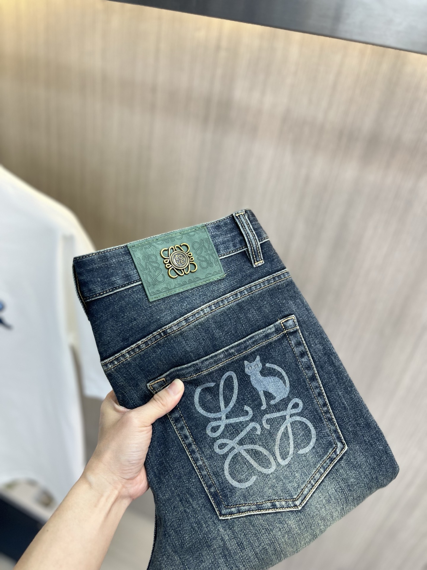NO:908295,LOEWE Loewe's 2026 new men's jeans have good elasticity. Exclusively available on the official website. Fashionable and elegant. Heavy craftsmanship design. Using original color yeast washing process. Selected imported heavy denim denim fabric. Equipped with counter hardware decoration. Genuine leather label. Exquisite stitching. Big brand style. Worth owning. Code number 28-38, shipped next day,,loewe,loewe,jeans,19860909LOEWE罗意威 2026新品男士牛仔裤 面料弹性好.独家发售 官网同步 时尚优雅 重工艺设计.采用原色酵母水洗工艺 精选进口重磅丹宁牛仔面料 配专柜五金装饰 真皮皮牌 精致车线 大牌风范 值得拥有.码数28-38,隔天出货,,loewe,loewe,jeans,,Men's clothing
