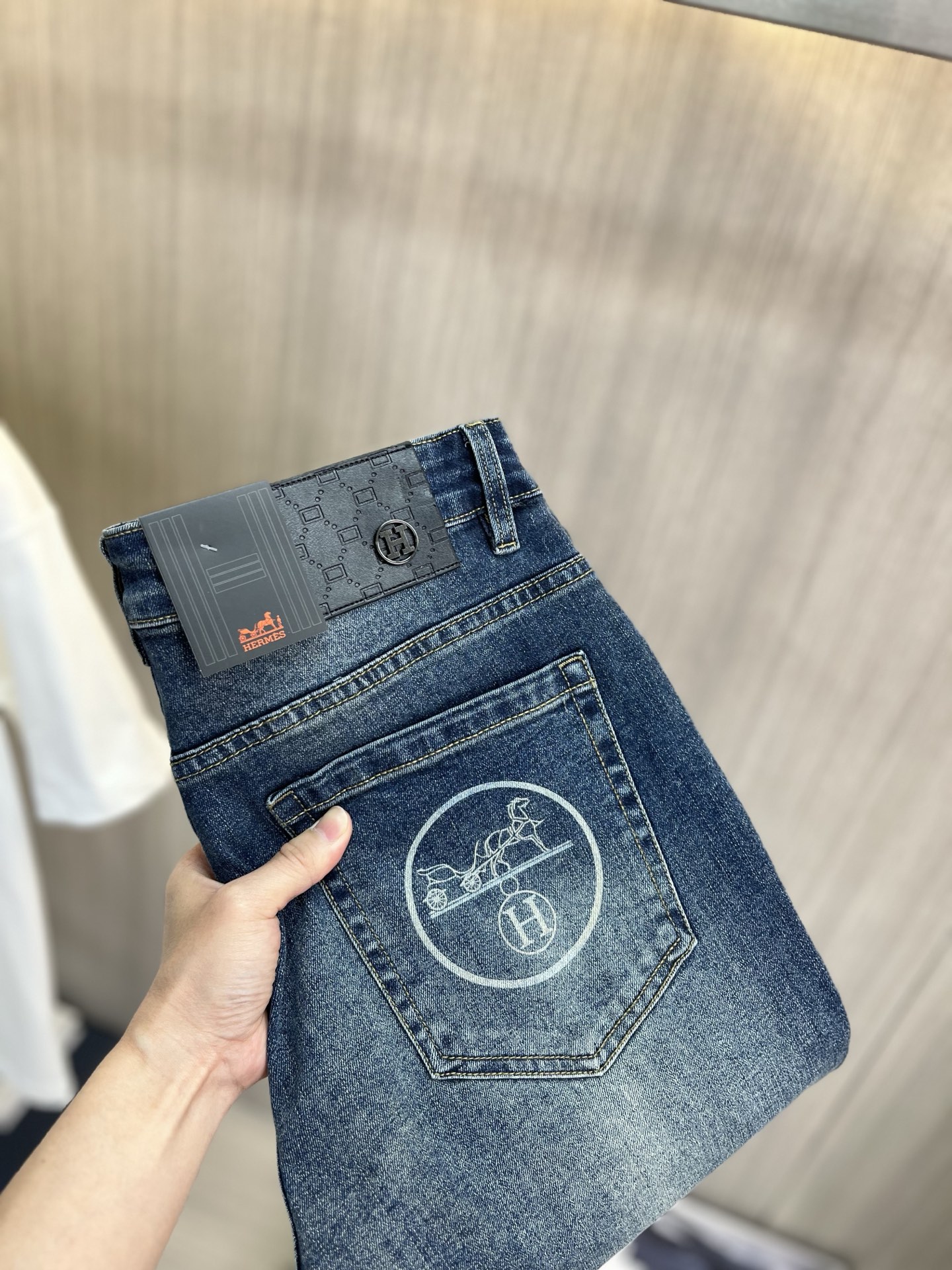 NO:908290,HERMES Hermès 2026 new men's jeans. The fabric has good elasticity. Exclusively available on the official website. Fashionable and elegant. Heavy craftsmanship design. Using original color yeast washing process. Selected imported heavy denim denim fabric. Equipped with counter hardware decoration. Genuine leather label. Exquisite stitching. Big brand style. Worth owning. Size 28-38, shipped next day, hermes, hermes, jeans,19860909HERMES爱马仕 2026新品男士牛仔裤 面料弹性好.独家发售 官网同步 时尚优雅 重工艺设计.采用原色酵母水洗工艺 精选进口重磅丹宁牛仔面料 配专柜五金装饰 真皮皮牌 精致车线 大牌风范 值得拥有.码数28-38,隔天出货,,hermes,hermes,jeans,,Men's clothing