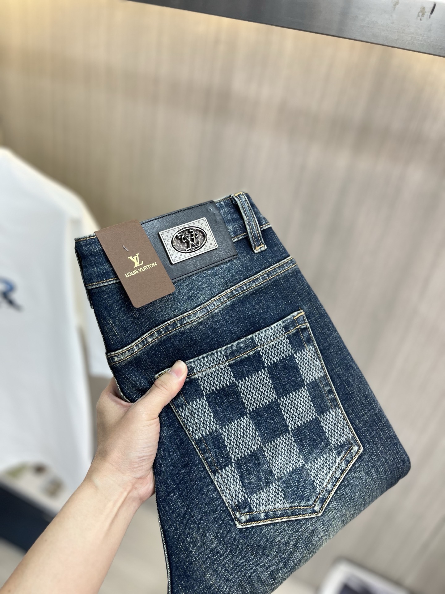 NO:934741,LV Louis Vuitton's 2026 new men's jeans have good fabric elasticity. Exclusively available on the official website. Fashionable and elegant. Heavy craftsmanship design. Using original color yeast washing process. Selected imported heavy denim denim fabric. Equipped with counter hardware decoration. Genuine leather label. Exquisite stitching. Big brand style. Worth owning. Size 28-38, shipped next day,,louis vuitton,louis vuitton,jeans,19860909LV路易威登 2026新品男士牛仔裤 面料弹性好.独家发售 官网同步 时尚优雅 重工艺设计.采用原色酵母水洗工艺 精选进口重磅丹宁牛仔面料 配专柜五金装饰 真皮皮牌 精致车线 大牌风范 值得拥有.码数28-38,隔天出货,,louis vuitton,louis vuitton,jeans,,Men's clothing