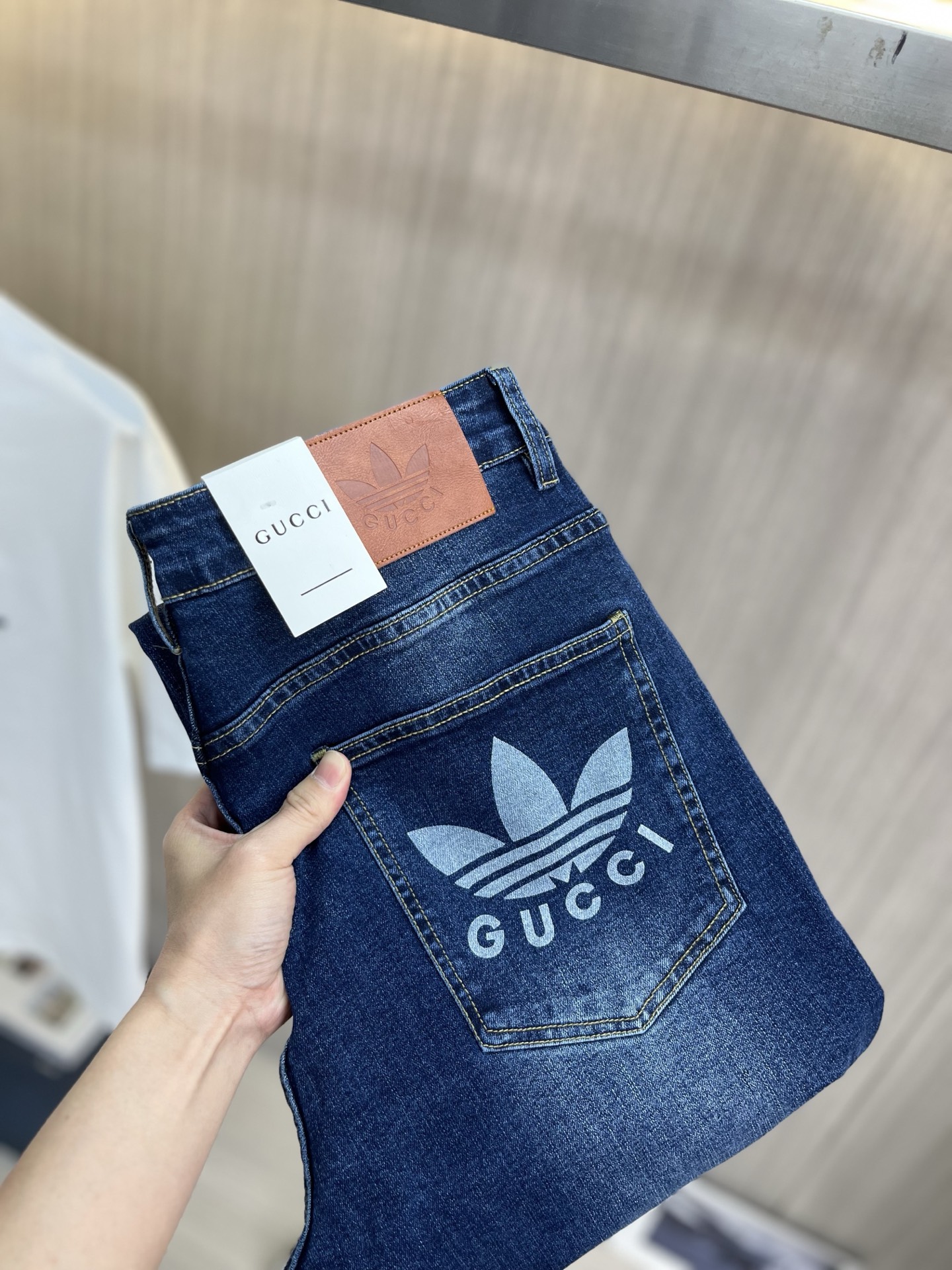 NO:934745,GUCCI Gucci 2026 new men's jeans. The fabric has good elasticity. Exclusively sold on the official website. Fashionable and elegant. Heavy craftsmanship design. Using original color yeast washing process. Selected imported heavy denim denim fabric. Equipped with counter hardware decoration. Genuine leather label. Exquisite stitching. Big brand style. Worth having. Size 28-38, shipped next day,,gucci,jeans,19860909GUCCI古奇 2026新品男士牛仔裤 面料弹性好.独家发售 官网同步 时尚优雅 重工艺设计.采用原色酵母水洗工艺 精选进口重磅丹宁牛仔面料 配专柜五金装饰 真皮皮牌 精致车线 大牌风范 值得拥有.码数28-38,隔天出货,,gucci,jeans,,Men's clothing