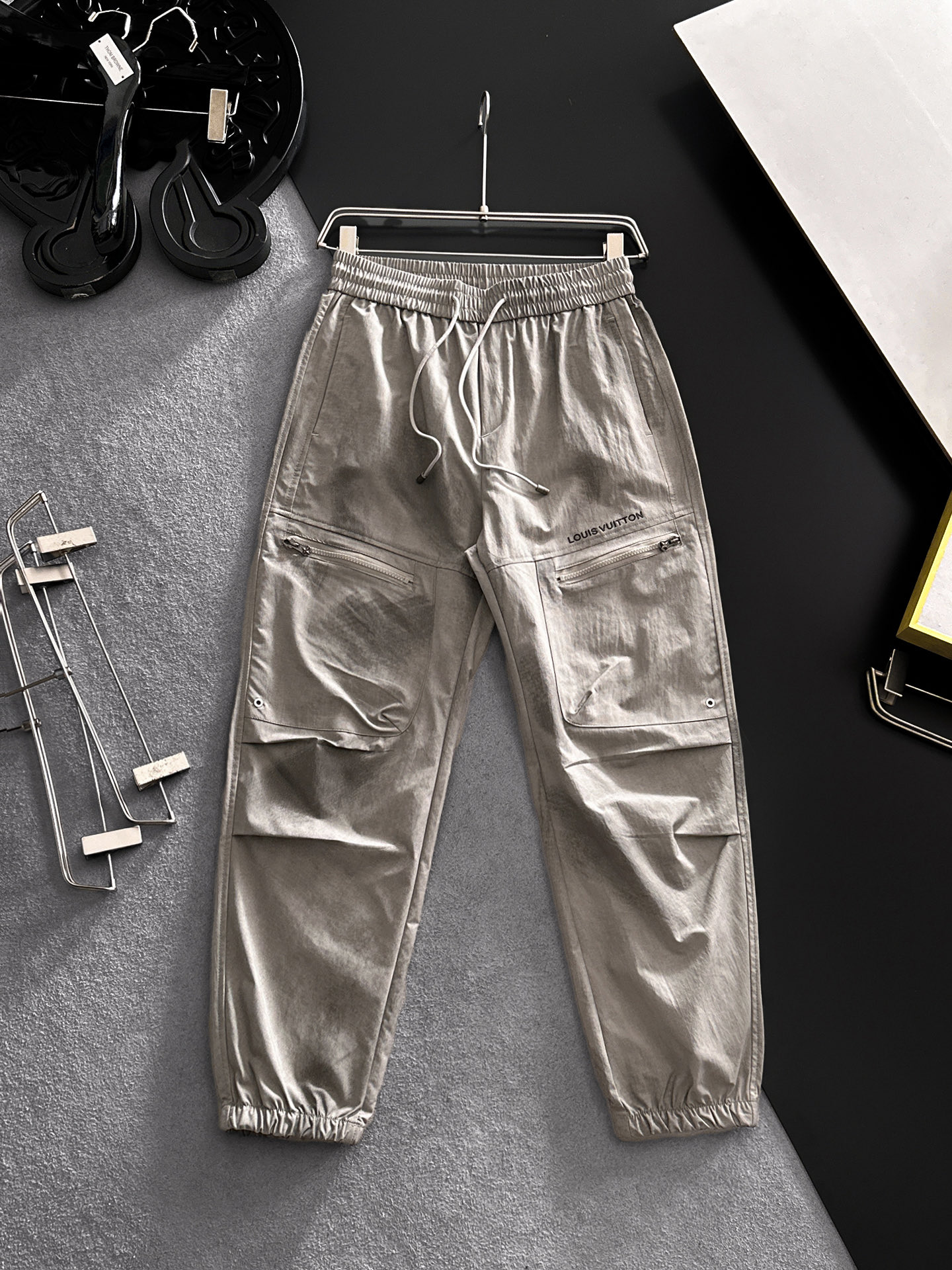 NO:872504,LV Louis Vuitton 26ss summer new men's casual workwear casual trousers, American retro [three standards complete] advanced custom summer-specific technical breathable fabric, high breathability and comfort, impeccable details, custom development of accessories, what you see is what you get, reflecting high quality. It feels delicate and soft!  Three-dimensional cutting, simple and fashionable, and the upper body shape is awesome!  Size 29-36, no 35 (shipped next day),, louis vuitton, louis vuitton,19860909LV路易威登 26ss夏季新款男士休闲工装休闲裤长裤 美式复古【三标齐全】高级定制夏季专用科技透气面料 透气舒适度高,细节无可挑剔,辅料定制开发,所见即所得,体现高品质.手感细腻柔软！立体裁剪,简单时尚,上身版型超赞！码数29-36,无35（隔天出货）,,louis vuitton,louis vuitton,,Men's clothing