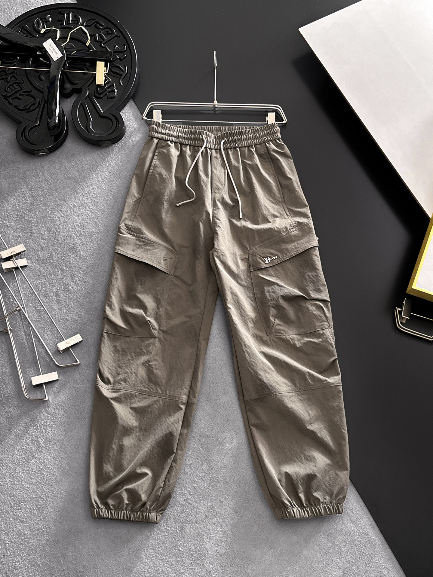 NO:872501,LV Louis Vuitton 26ss summer new men's casual workwear casual trousers, American retro [three standards complete] advanced custom summer-specific technical breathable fabric, high breathability and comfort, impeccable details, custom development of accessories, what you see is what you get, reflecting high quality. It feels delicate and soft!  Three-dimensional cutting, simple and fashionable, and the upper body shape is awesome!  Size M-4XL (shipped next day),,louis vuitton,louis vuitton,19860909LV路易威登 26ss夏季新款男士休闲工装休闲裤长裤 美式复古【三标齐全】高级定制夏季专用科技透气面料 透气舒适度高,细节无可挑剔,辅料定制开发,所见即所得,体现高品质.手感细腻柔软！立体裁剪,简单时尚,上身版型超赞！码数M-4XL（隔天出货）,,louis vuitton,louis vuitton,,Men's clothing