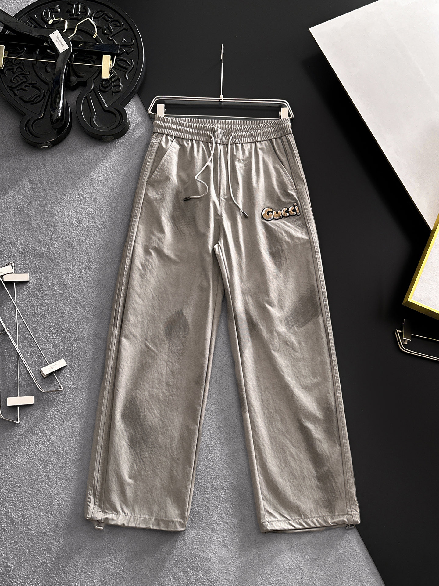 NO:872479,GUCCI Gucci 26ss new summer men's casual workwear casual trousers, American retro [three standards complete] advanced customized summer-specific technical breathable fabric, high breathability and comfort, impeccable details, customized development of accessories, what you see is what you get, reflecting high quality. It feels delicate and soft!  Three-dimensional cutting, simple and fashionable, and the upper body shape is awesome!  Size M-4XL (shipped next day),,gucci,19860909GUCCI古奇 26ss夏季新款男士休闲工装休闲裤长裤 美式复古【三标齐全】高级定制夏季专用科技透气面料 透气舒适度高,细节无可挑剔,辅料定制开发,所见即所得,体现高品质.手感细腻柔软！立体裁剪,简单时尚,上身版型超赞！码数M-4XL（隔天出货）,,gucci,,Men's clothing