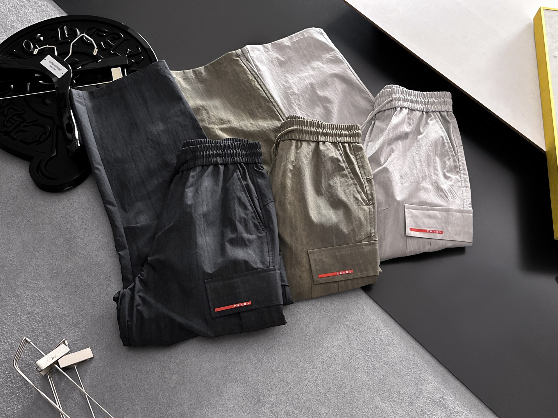 NO:871157,PRADA 26ss summer new men's casual workwear casual trousers, American retro [three standards complete] advanced customized summer-specific technical breathable fabric, high breathability and comfort, impeccable details, customized development of accessories, what you see is what you get, reflecting high quality. It feels delicate and soft!  Three-dimensional cutting, simple and fashionable, and the upper body shape is awesome!  Size M-4XL (shipped next day),, prada, prada,19860909PRADA普拉达 26ss夏季新款男士休闲工装休闲裤长裤 美式复古【三标齐全】高级定制夏季专用科技透气面料 透气舒适度高,细节无可挑剔,辅料定制开发,所见即所得,体现高品质.手感细腻柔软！立体裁剪,简单时尚,上身版型超赞！码数M-4XL（隔天出货）,,prada,prada,,Men's clothing