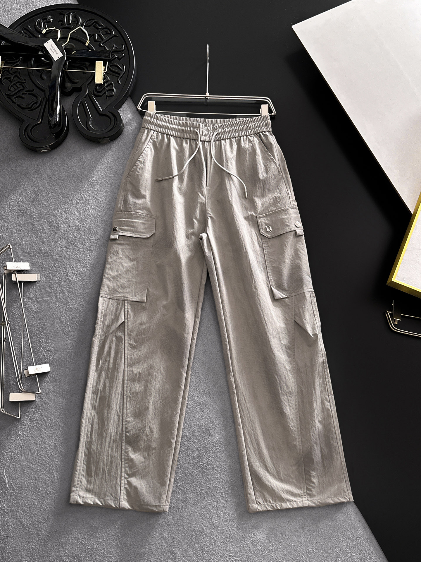 NO:872485,DIOR Dior 26ss summer new men's casual workwear casual trousers, American retro [three standards complete] advanced customized summer-specific technical breathable fabric, high breathability and comfort, impeccable details, customized development of accessories, what you see is what you get, reflecting high quality. It feels delicate and soft!  Three-dimensional cutting, simple and fashionable, and the upper body shape is awesome!  Size M-4XL (shipped next day),,dior,dior,19860909DIOR迪奥 26ss夏季新款男士休闲工装休闲裤长裤 美式复古【三标齐全】高级定制夏季专用科技透气面料 透气舒适度高,细节无可挑剔,辅料定制开发,所见即所得,体现高品质.手感细腻柔软！立体裁剪,简单时尚,上身版型超赞！码数M-4XL（隔天出货）,,dior,dior,,Men's clothing