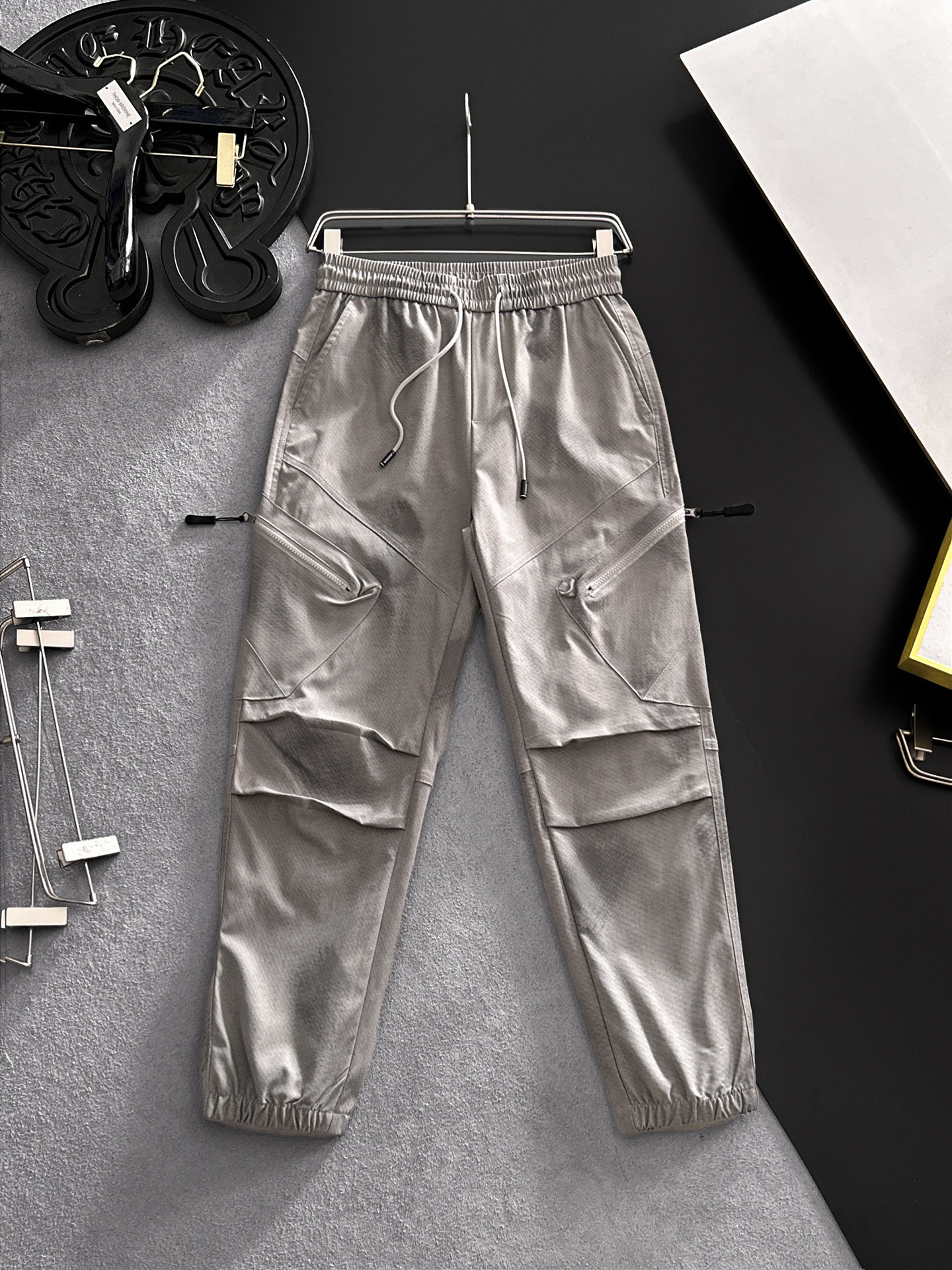NO:872510,BURBERRY 26ss summer new men's casual workwear casual pants, American retro [three standards complete] advanced custom-made summer-specific technical breathable fabrics with high breathability and comfort, impeccable details, customized development of accessories, what you see is what you get, reflecting high quality. It feels delicate and soft!  Three-dimensional cutting, simple and fashionable, and the upper body shape is awesome!  Size 29-36, no 35 (next day shipping),,burberry,burberry,19860909BURBERRY巴宝莉 26ss夏季新款男士休闲工装休闲裤长裤 美式复古【三标齐全】高级定制夏季专用科技透气面料 透气舒适度高,细节无可挑剔,辅料定制开发,所见即所得,体现高品质.手感细腻柔软！立体裁剪,简单时尚,上身版型超赞！码数29-36,无35（隔天出货）,,burberry,burberry,,Men's clothing