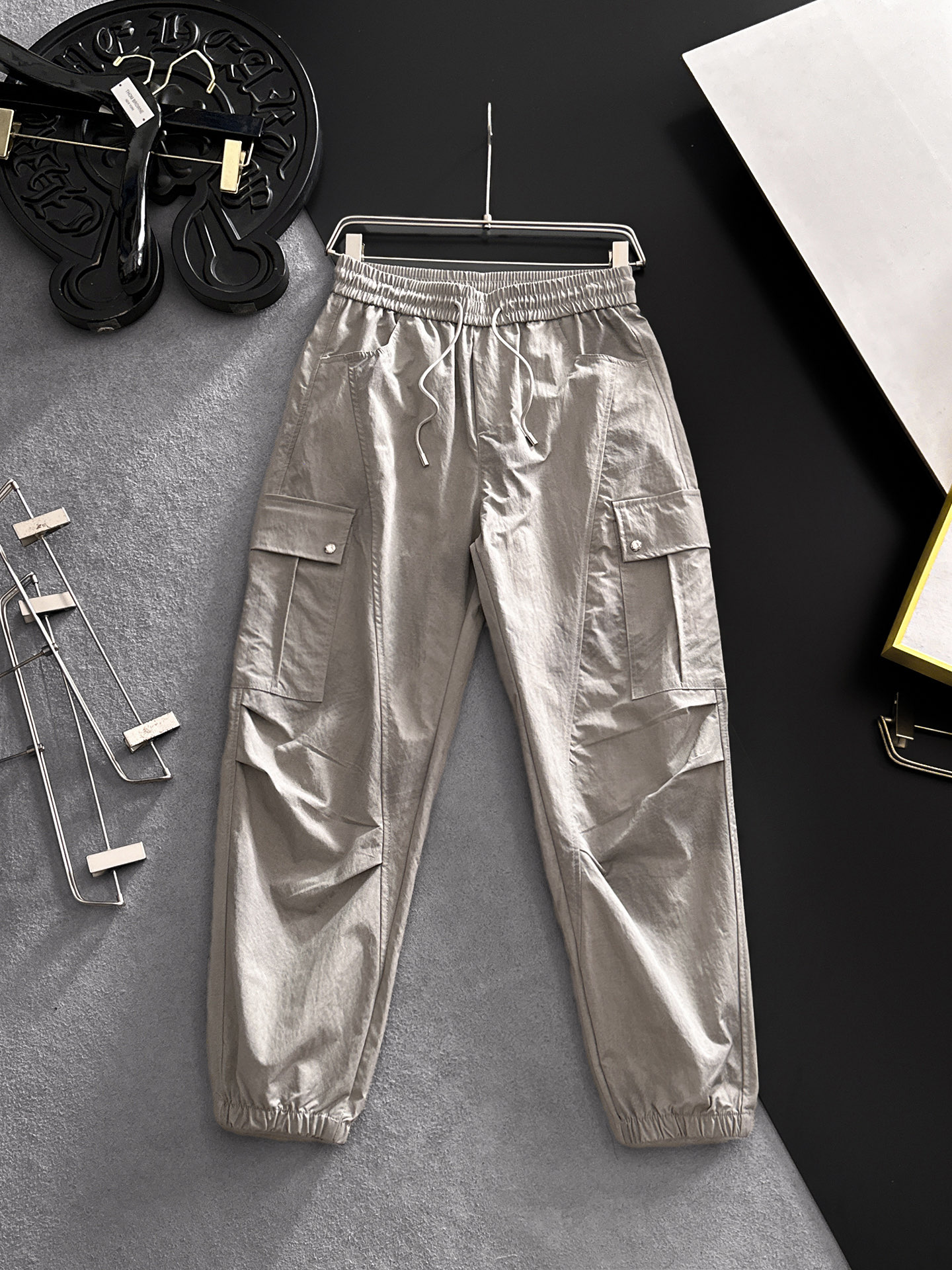 NO:872518,PRADA 26ss summer new men's casual workwear casual trousers, American retro [three standards complete] advanced customized summer-specific technical breathable fabric, high breathability and comfort, impeccable details, customized development of accessories, what you see is what you get, reflecting high quality. It feels delicate and soft!  Three-dimensional cutting, simple and fashionable, and the upper body shape is awesome!  Size 29-36, no 35 (shipped next day),, prada, prada,19860909PRADA普拉达 26ss夏季新款男士休闲工装休闲裤长裤 美式复古【三标齐全】高级定制夏季专用科技透气面料 透气舒适度高,细节无可挑剔,辅料定制开发,所见即所得,体现高品质.手感细腻柔软！立体裁剪,简单时尚,上身版型超赞！码数29-36,无35（隔天出货）,,prada,prada,,Men's clothing