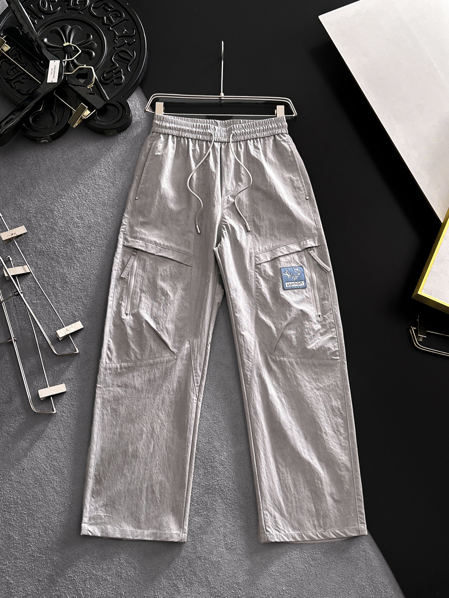 NO:872491,LV Louis Vuitton 26ss summer new men's casual workwear casual trousers, American retro [three standards complete] advanced custom summer-specific technical breathable fabric, high breathability and comfort, impeccable details, custom development of accessories, what you see is what you get, reflecting high quality. It feels delicate and soft!  Three-dimensional cutting, simple and fashionable, and the upper body shape is awesome!  Size M-4XL (shipped next day),,louis vuitton,louis vuitton,19860909LV路易威登 26ss夏季新款男士休闲工装休闲裤长裤 美式复古【三标齐全】高级定制夏季专用科技透气面料 透气舒适度高,细节无可挑剔,辅料定制开发,所见即所得,体现高品质.手感细腻柔软！立体裁剪,简单时尚,上身版型超赞！码数M-4XL（隔天出货）,,louis vuitton,louis vuitton,,Men's clothing