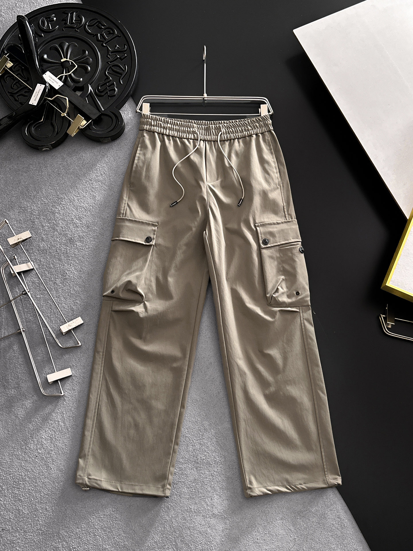 NO:872496,BURBERRY 26ss summer new men's casual workwear casual pants, American retro [three standards complete] advanced custom-made summer-specific technical breathable fabrics with high breathability and comfort, impeccable details, customized development of accessories, what you see is what you get, reflecting high quality. It feels delicate and soft!  Three-dimensional cutting, simple and fashionable, and the upper body shape is awesome!  Size M-4XL (shipped next day),,burberry,burberry,19860909BURBERRY巴宝莉 26ss夏季新款男士休闲工装休闲裤长裤 美式复古【三标齐全】高级定制夏季专用科技透气面料 透气舒适度高,细节无可挑剔,辅料定制开发,所见即所得,体现高品质.手感细腻柔软！立体裁剪,简单时尚,上身版型超赞！码数M-4XL（隔天出货）,,burberry,burberry,,Men's clothing