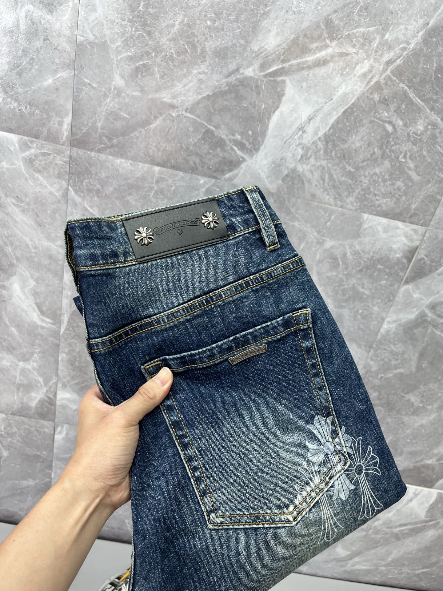 NO:863563,CH Chrome Hearts 2026 new men's jeans. The fabric is very elastic. Exclusively available on the official website. Fashionable and elegant. Heavy craftsmanship design. Uses original color yeast washing process. Selected imported heavyweight denim denim fabric. Equipped with counter hardware decoration. Genuine leather label. Exquisite stitching. Big brand style. Worth owning. Code number 28-38, shipped next day,,chrome hearts,jeans,19860909CH克罗心 2026新品男士牛仔裤 面料弹性好.独家发售 官网同步 时尚优雅 重工艺设计.采用原色酵母水洗工艺 精选进口重磅丹宁牛仔面料 配专柜五金装饰 真皮皮牌 精致车线 大牌风范 值得拥有.码数28-38,隔天出货,,chrome hearts,jeans,,Men's clothing