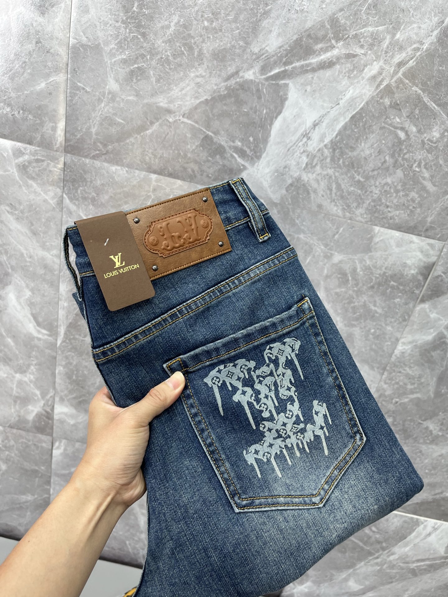 NO:863589,LV Louis Vuitton's 2026 new men's jeans are made of good elasticity. Exclusively available on the official website. Fashionable and elegant. Designed with heavy craftsmanship. Using original color yeast washing process. Selected imported heavyweight denim denim fabric. Equipped with counter hardware decoration. Genuine leather label. Exquisite stitching. Big brand style. Worth having. Size 28-38, shipped next day,,louis vuitton,louis vuitton,jeans,19860909LV路易威登 2026新品男士牛仔裤 面料弹性好.独家发售 官网同步 时尚优雅 重工艺设计.采用原色酵母水洗工艺 精选进口重磅丹宁牛仔面料 配专柜五金装饰 真皮皮牌 精致车线 大牌风范 值得拥有.码数28-38,隔天出货,,louis vuitton,louis vuitton,jeans,,Men's clothing