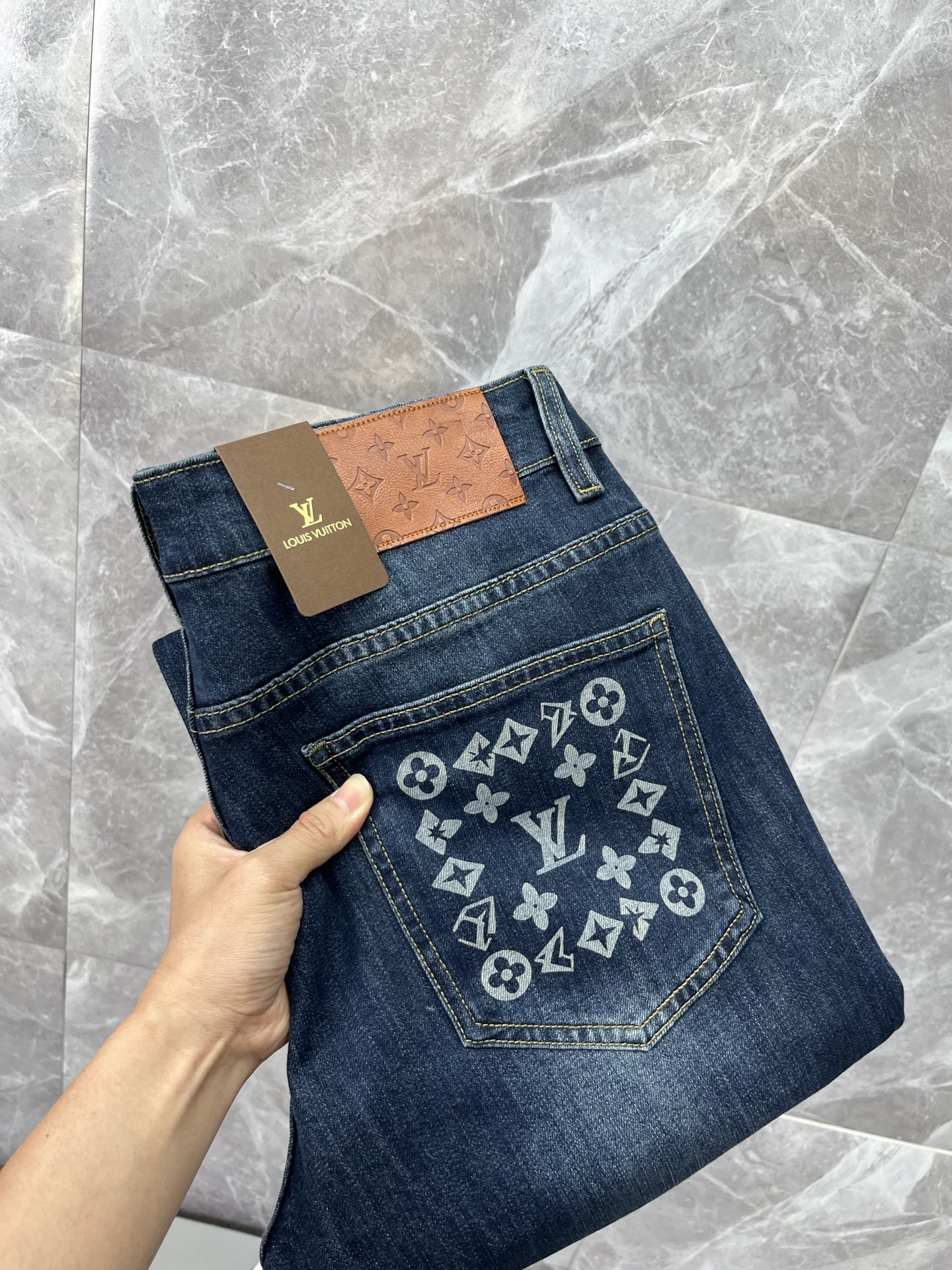 NO:863616,LV Louis Vuitton's 2026 new men's jeans are made of good elasticity. Exclusively available on the official website. Fashionable and elegant. Designed with heavy craftsmanship. Using original color yeast washing process. Selected imported heavyweight denim denim fabric. Equipped with counter hardware decoration. Genuine leather label. Exquisite stitching. Big brand style. Worth having. Size 28-38, shipped next day,,louis vuitton,louis vuitton,jeans,19860909LV路易威登 2026新品男士牛仔裤 面料弹性好.独家发售 官网同步 时尚优雅 重工艺设计.采用原色酵母水洗工艺 精选进口重磅丹宁牛仔面料 配专柜五金装饰 真皮皮牌 精致车线 大牌风范 值得拥有.码数28-38,隔天出货,,louis vuitton,louis vuitton,jeans,,Men's clothing