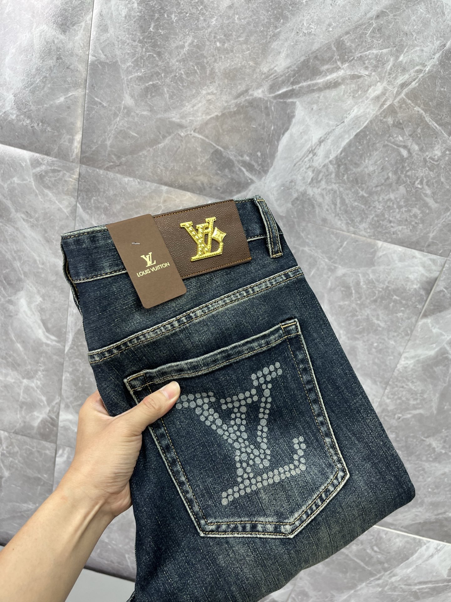 NO:863642,LV Louis Vuitton's 2026 new men's jeans are made of good elasticity. Exclusively available on the official website. Fashionable and elegant. Designed with heavy craftsmanship. Using original color yeast washing process. Selected imported heavyweight denim denim fabric. Equipped with counter hardware decoration. Genuine leather label. Exquisite stitching. Big brand style. Worth having. Size 28-38, shipped next day,,louis vuitton,louis vuitton,jeans,19860909LV路易威登 2026新品男士牛仔裤 面料弹性好.独家发售 官网同步 时尚优雅 重工艺设计.采用原色酵母水洗工艺 精选进口重磅丹宁牛仔面料 配专柜五金装饰 真皮皮牌 精致车线 大牌风范 值得拥有.码数28-38,隔天出货,,louis vuitton,louis vuitton,jeans,,Men's clothing