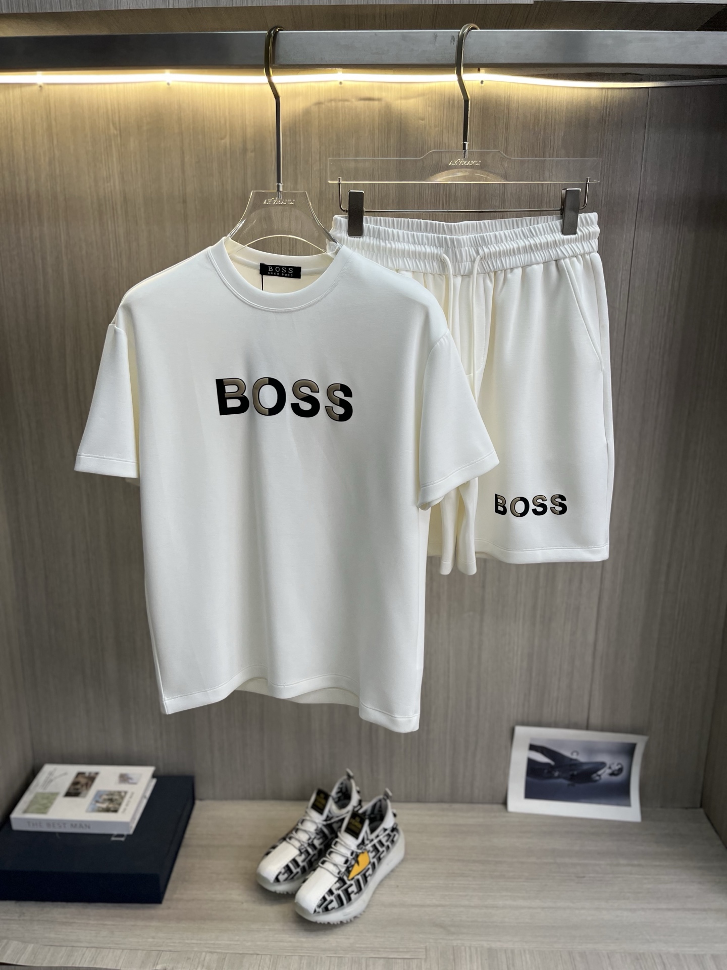 NO:863760,BOSS's new men's round neck short-sleeved shorts suit series!  Full of high-end feel!  The details are exquisite and high-end, and the air layer fabric is three-dimensional and exquisite. The fabric is stiff, wrinkle-resistant and wear-resistant, moisture-absorbent, quick-drying and breathable, neat and stylish. Size M-3XL, shorts, T-shirt,19860909BOSS博斯 新款男士圆领短袖短裤套装系列！高级感满满！细节精致高档,空气层面料 立体精致细腻.面料挺括抗皱耐磨,吸湿速干透气,利落有型. 码数M-3XL,,shorts,T-shirt,,Men's clothing