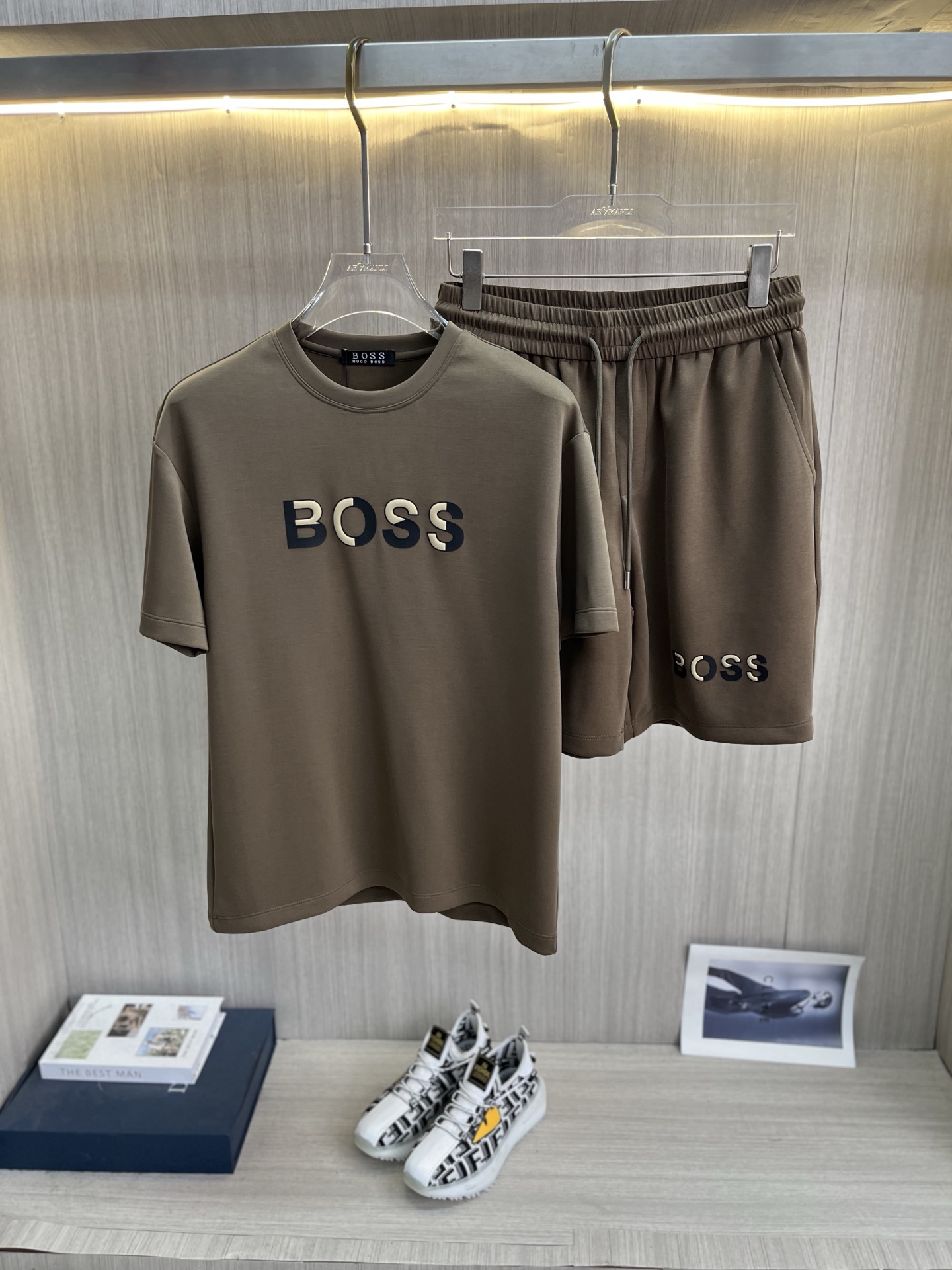 NO:863807,BOSS's new men's round neck short-sleeved shorts suit series!  Full of high-end feel!  The details are exquisite and high-end, and the air layer fabric is three-dimensional and exquisite. The fabric is stiff, wrinkle-resistant and wear-resistant, moisture-absorbent, quick-drying and breathable, neat and stylish. Size M-3XL, shorts, T-shirt,19860909BOSS博斯 新款男士圆领短袖短裤套装系列！高级感满满！细节精致高档,空气层面料 立体精致细腻.面料挺括抗皱耐磨,吸湿速干透气,利落有型. 码数M-3XL,,shorts,T-shirt,,Men's clothing