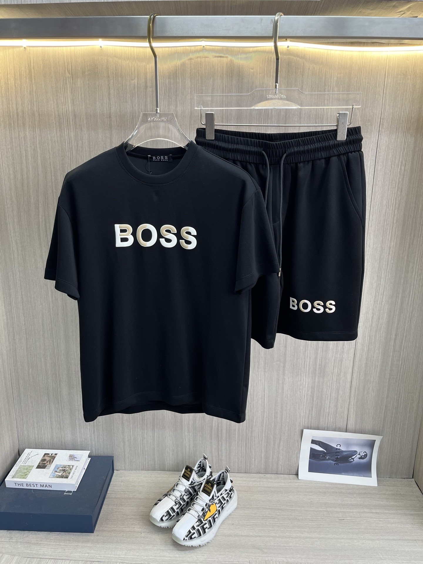 NO:863860,BOSS's new men's round neck short-sleeved shorts suit series!  Full of high-end feel!  The details are exquisite and high-end, and the air layer fabric is three-dimensional and exquisite. The fabric is stiff, wrinkle-resistant and wear-resistant, moisture-absorbent, quick-drying and breathable, neat and stylish. Size M-3XL, shorts, T-shirt,19860909BOSS博斯 新款男士圆领短袖短裤套装系列！高级感满满！细节精致高档,空气层面料 立体精致细腻.面料挺括抗皱耐磨,吸湿速干透气,利落有型. 码数M-3XL,,shorts,T-shirt,,Men's clothing