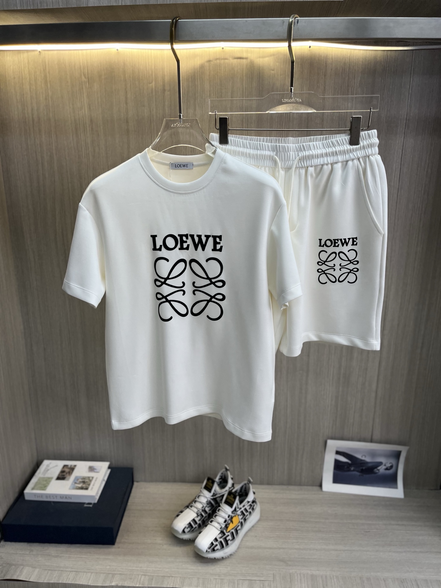 NO:863758,LOEWE's new men's round neck short-sleeved shorts suit series!  Full of high-end feel!  The details are exquisite and high-end, and the air-layer fabric is three-dimensional and exquisite. The fabric is stiff, anti-wrinkle and wear-resistant, moisture-absorbent, quick-drying and breathable, neat and stylish. Size M-3XL,,loewe,loewe,shorts,T-shirt,19860909LOEWE罗意威 新款男士圆领短袖短裤套装系列！高级感满满！细节精致高档,空气层面料 立体精致细腻.面料挺括抗皱耐磨,吸湿速干透气,利落有型. 码数M-3XL,,loewe,loewe,shorts,T-shirt,,Men's clothing