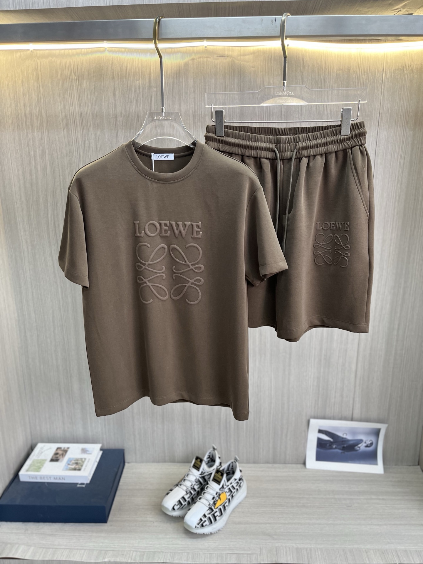 NO:863783,LOEWE's new men's round neck short-sleeved shorts suit series!  Full of high-end feel!  The details are exquisite and high-end, and the air-layer fabric is three-dimensional and exquisite. The fabric is stiff, anti-wrinkle and wear-resistant, moisture-absorbent, quick-drying and breathable, neat and stylish. Size M-3XL,,loewe,loewe,shorts,T-shirt,19860909LOEWE罗意威 新款男士圆领短袖短裤套装系列！高级感满满！细节精致高档,空气层面料 立体精致细腻.面料挺括抗皱耐磨,吸湿速干透气,利落有型. 码数M-3XL,,loewe,loewe,shorts,T-shirt,,Men's clothing