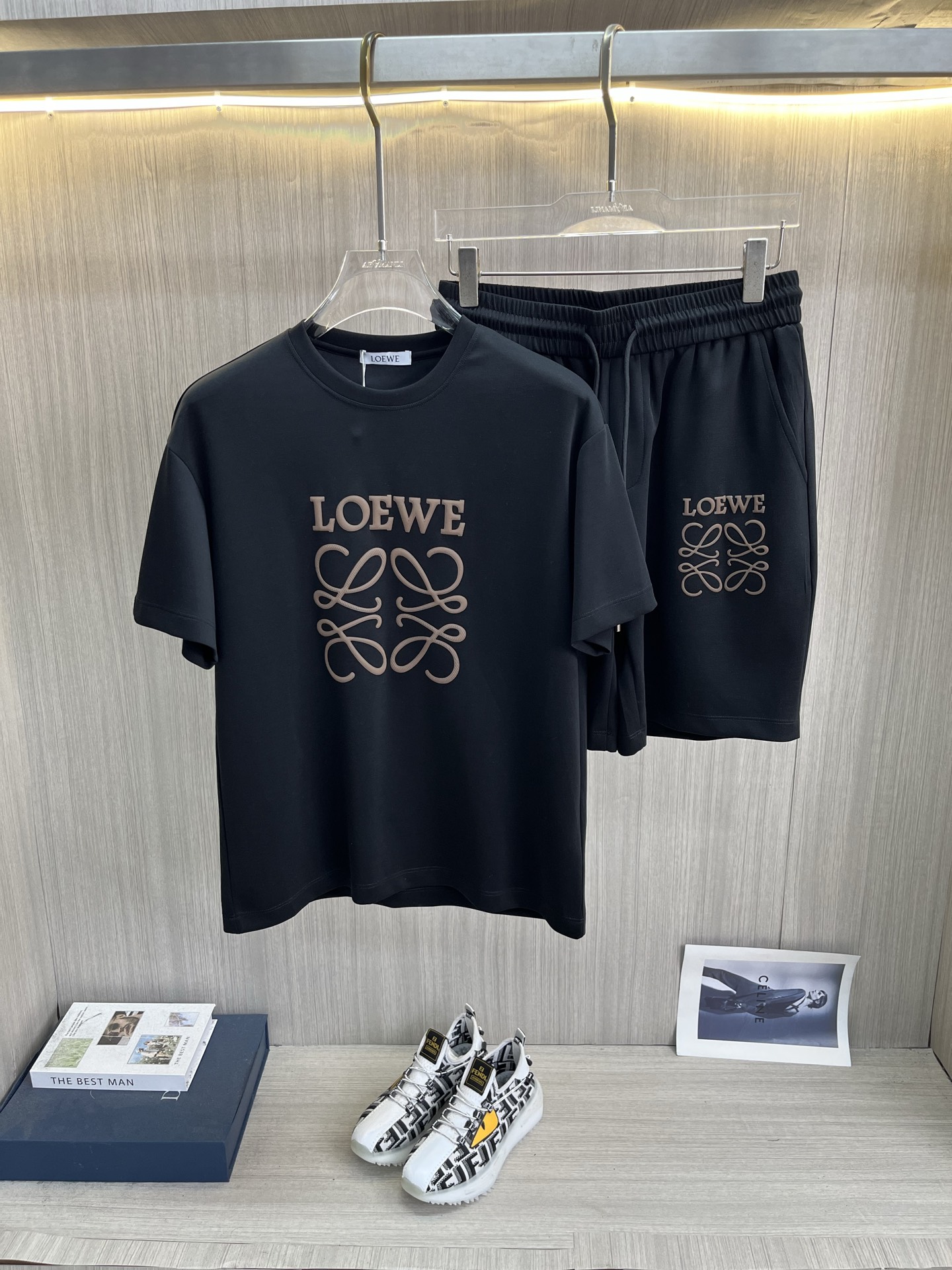 NO:863805,LOEWE's new men's round neck short-sleeved shorts suit series!  Full of high-end feel!  The details are exquisite and high-end, and the air-layer fabric is three-dimensional and exquisite. The fabric is stiff, anti-wrinkle and wear-resistant, moisture-absorbent, quick-drying and breathable, neat and stylish. Size M-3XL,,loewe,loewe,shorts,T-shirt,19860909LOEWE罗意威 新款男士圆领短袖短裤套装系列！高级感满满！细节精致高档,空气层面料 立体精致细腻.面料挺括抗皱耐磨,吸湿速干透气,利落有型. 码数M-3XL,,loewe,loewe,shorts,T-shirt,,Men's clothing