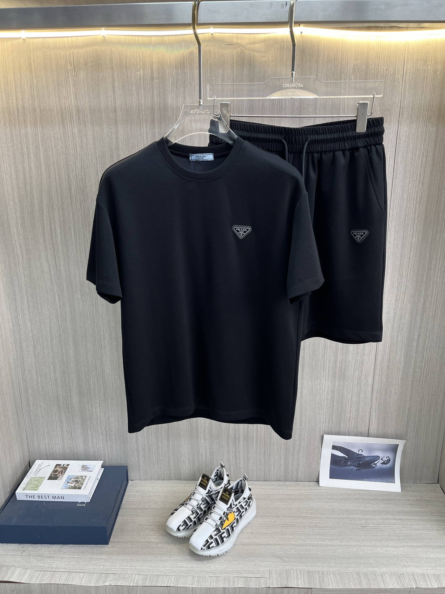 NO:863886,PRADA New Men's Round Neck Short Sleeve Shorts Suit Series!  Full of high-end feel!  The details are exquisite and high-end, and the air-layer fabric is three-dimensional and exquisite. The fabric is stiff, wrinkle-resistant and wear-resistant, moisture-absorbent, quick-drying and breathable, neat and stylish. Size M-3XL,, prada, prada, shorts, T-shirt,19860909PRADA普拉达 新款男士圆领短袖短裤套装系列！高级感满满！细节精致高档,空气层面料 立体精致细腻.面料挺括抗皱耐磨,吸湿速干透气,利落有型. 码数M-3XL,,prada,prada,shorts,T-shirt,,Men's clothing