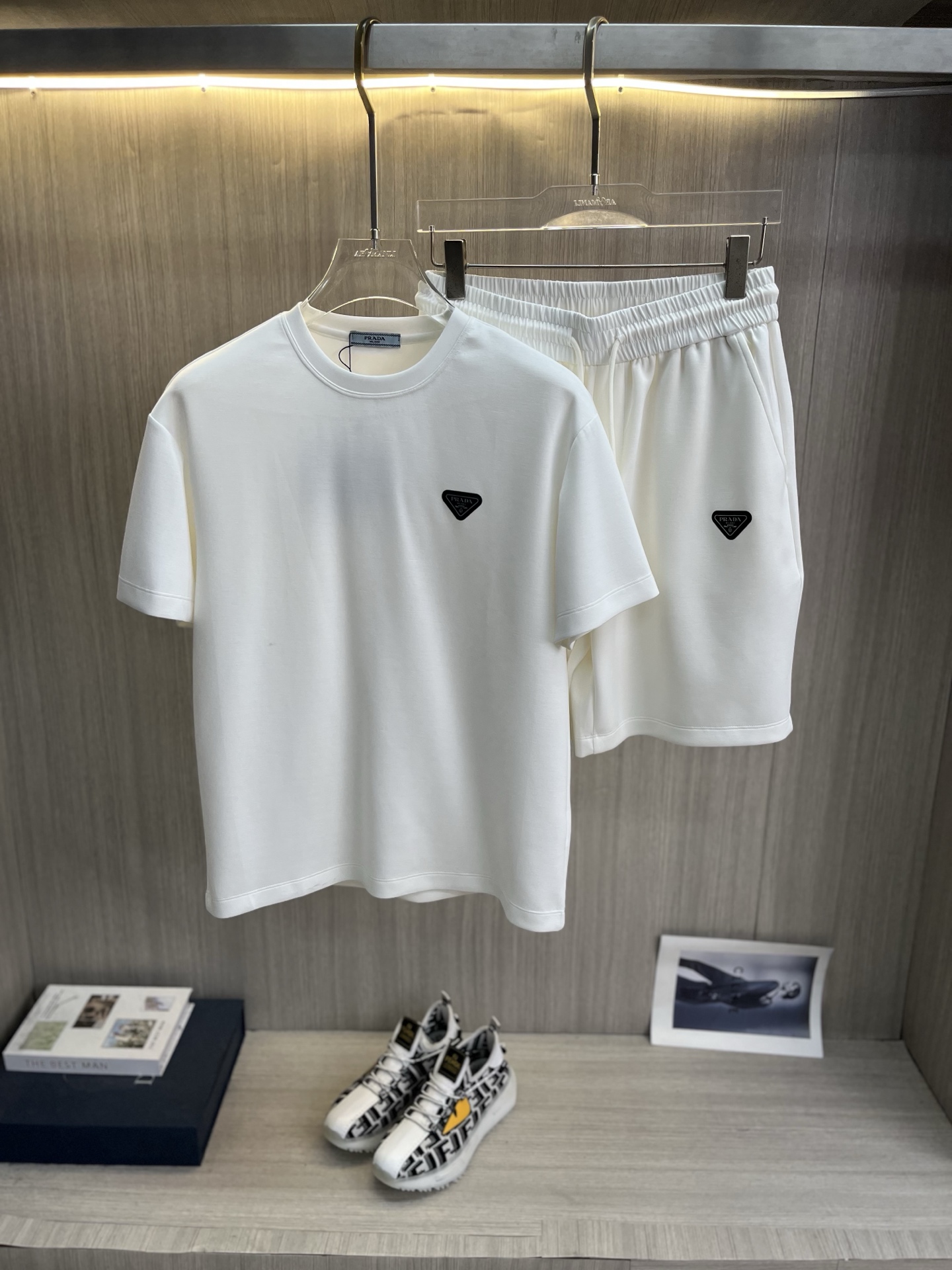 NO:863912,PRADA New Men's Round Neck Short Sleeve Shorts Suit Series!  Full of high-end feel!  The details are exquisite and high-end, and the air-layer fabric is three-dimensional and exquisite. The fabric is stiff, wrinkle-resistant and wear-resistant, moisture-absorbent, quick-drying and breathable, neat and stylish. Size M-3XL,, prada, prada, shorts, T-shirt,19860909PRADA普拉达 新款男士圆领短袖短裤套装系列！高级感满满！细节精致高档,空气层面料 立体精致细腻.面料挺括抗皱耐磨,吸湿速干透气,利落有型. 码数M-3XL,,prada,prada,shorts,T-shirt,,Men's clothing