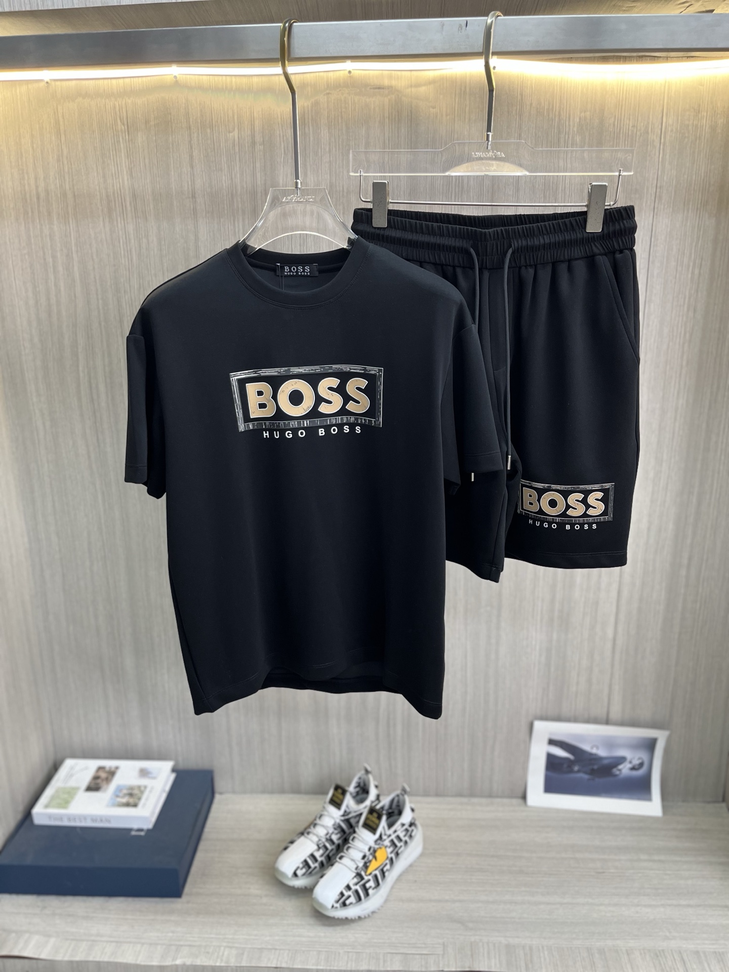 NO:863939,BOSS's new men's round neck short-sleeved shorts suit series!  Full of high-end feel!  The details are exquisite and high-end, and the air layer fabric is three-dimensional and exquisite. The fabric is stiff, wrinkle-resistant and wear-resistant, moisture-absorbent, quick-drying and breathable, neat and stylish. Size M-3XL, shorts, T-shirt,19860909BOSS博斯 新款男士圆领短袖短裤套装系列！高级感满满！细节精致高档,空气层面料 立体精致细腻.面料挺括抗皱耐磨,吸湿速干透气,利落有型. 码数M-3XL,,shorts,T-shirt,,Men's clothing