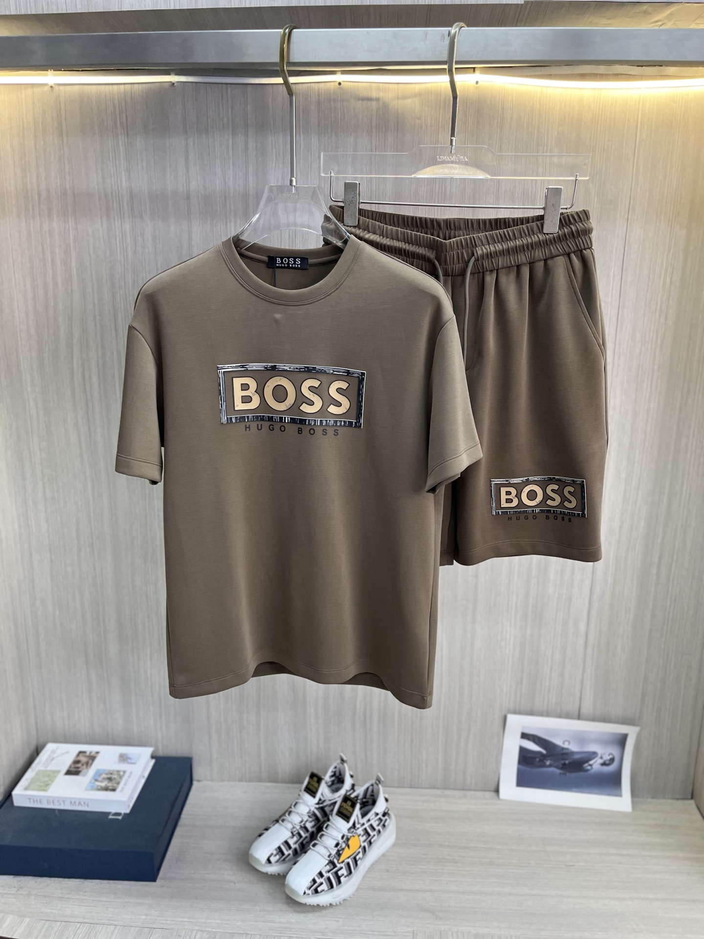 NO:863960,BOSS's new men's round neck short-sleeved shorts suit series!  Full of high-end feel!  The details are exquisite and high-end, and the air layer fabric is three-dimensional and exquisite. The fabric is stiff, wrinkle-resistant and wear-resistant, moisture-absorbent, quick-drying and breathable, neat and stylish. Size M-3XL, shorts, T-shirt,19860909BOSS博斯 新款男士圆领短袖短裤套装系列！高级感满满！细节精致高档,空气层面料 立体精致细腻.面料挺括抗皱耐磨,吸湿速干透气,利落有型. 码数M-3XL,,shorts,T-shirt,,Men's clothing