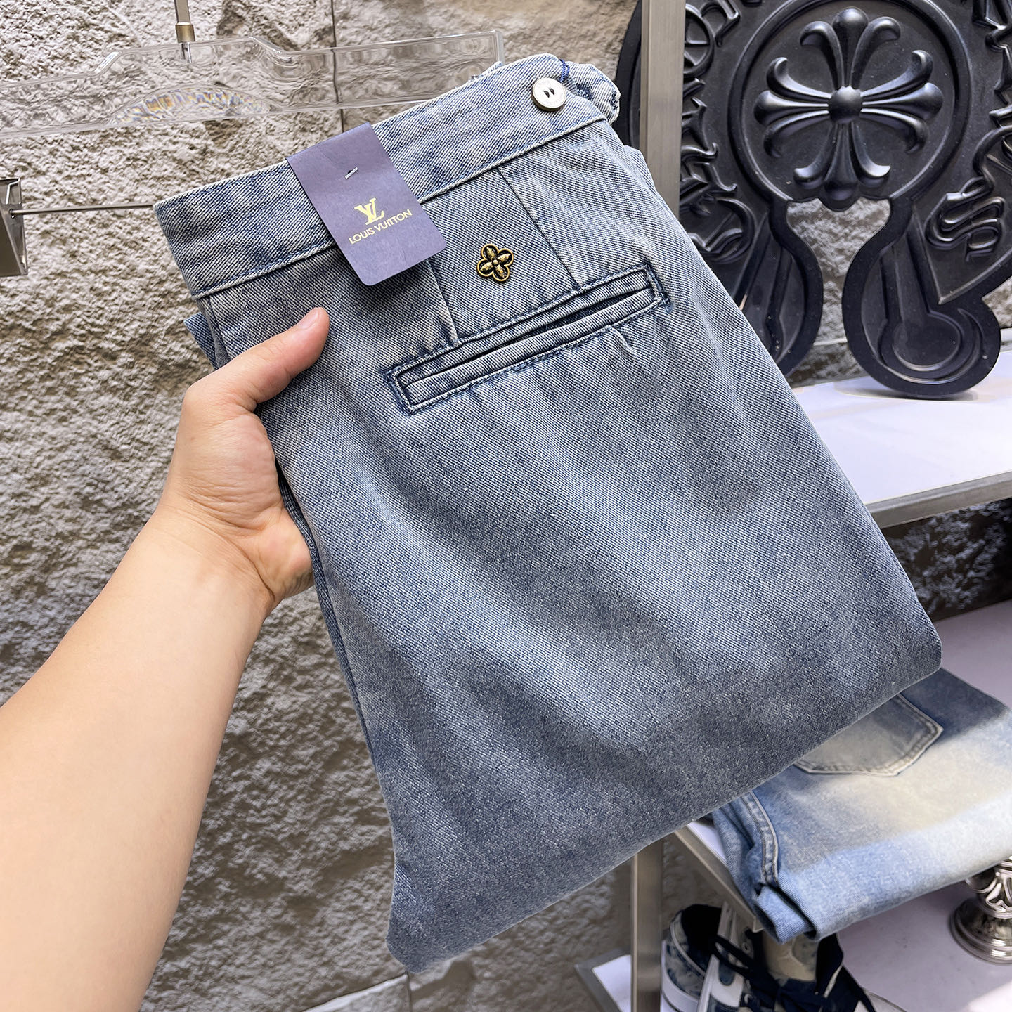 NO:865162,LV Louis Vuitton casual pants, trousers, new style, four-season style, special fabric for advanced custom pants, customized original hardware, heavy craftsmanship, fine turning and routing, customized fabric, soft and comfortable, significant texture, exquisite accessories, excellent upper body effect, complete three standards, standard size 29-36, no 35 (shipped next day),, louis vuitton, louis vuitton,19860909LV路易威登 休闲裤 西裤 新款 四季款 高级定制裤子专用面料 定制原版五金 重工工艺打造 车工走线精细 定制面料 柔软舒适 质感显著 辅料精美 上身效果超赞 三标齐全 标准尺码29-36,无35（隔天出货）,,louis vuitton,louis vuitton,,Men's clothing