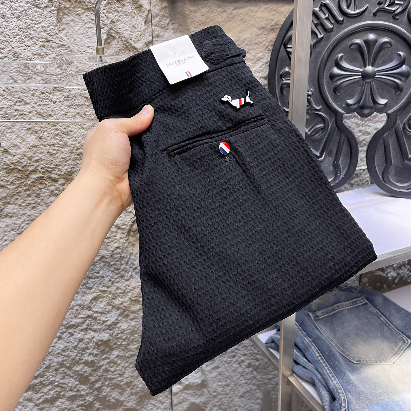 NO:865183,TB Thom Brown casual pants, trousers, new style, four seasons, special fabric for advanced custom trousers, customized original hardware, heavy craftsmanship, fine turning and wiring, customized fabric, soft and comfortable, significant texture, exquisite accessories, great upper body effect, complete three standards, standard size 29-36, no 35 (shipped next day),,thom browne,19860909TB汤姆布朗 休闲裤 西裤 新款 四季款 高级定制裤子专用面料 定制原版五金 重工工艺打造 车工走线精细 定制面料 柔软舒适 质感显著 辅料精美 上身效果超赞 三标齐全 标准尺码29-36,无35（隔天出货）,,thom browne,,Men's clothing
