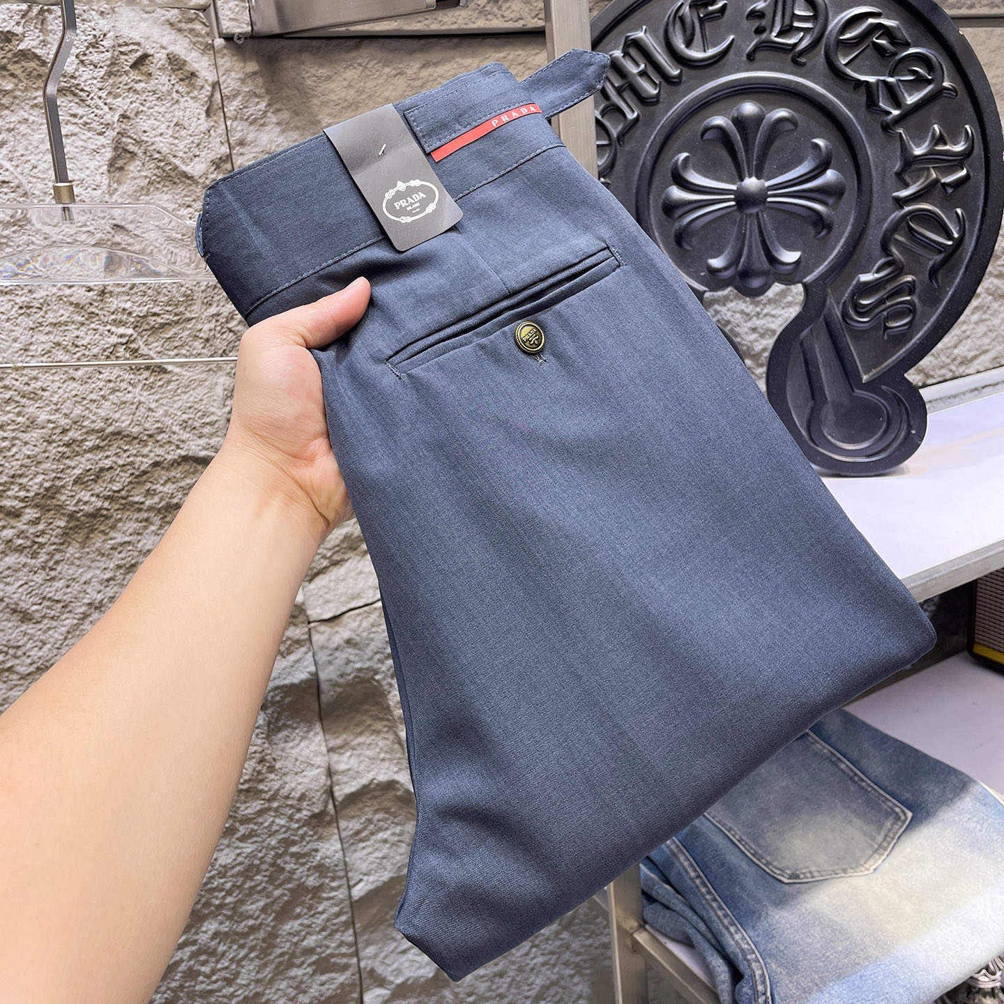 NO:865228,PRADA Casual pants, trousers, new style, four seasons, special fabric for advanced custom trousers, customized original hardware, heavy craftsmanship, fine turning and wiring, customized fabric, soft and comfortable, significant texture, exquisite accessories, great upper body effect, complete three standards, standard size 29-36, no 35 (shipped next day),, prada, prada,19860909PRADA普拉达 休闲裤 西裤 新款 四季款 高级定制裤子专用面料 定制原版五金 重工工艺打造 车工走线精细 定制面料 柔软舒适 质感显著 辅料精美 上身效果超赞 三标齐全 标准尺码29-36,无35（隔天出货）,,prada,prada,,Men's clothing