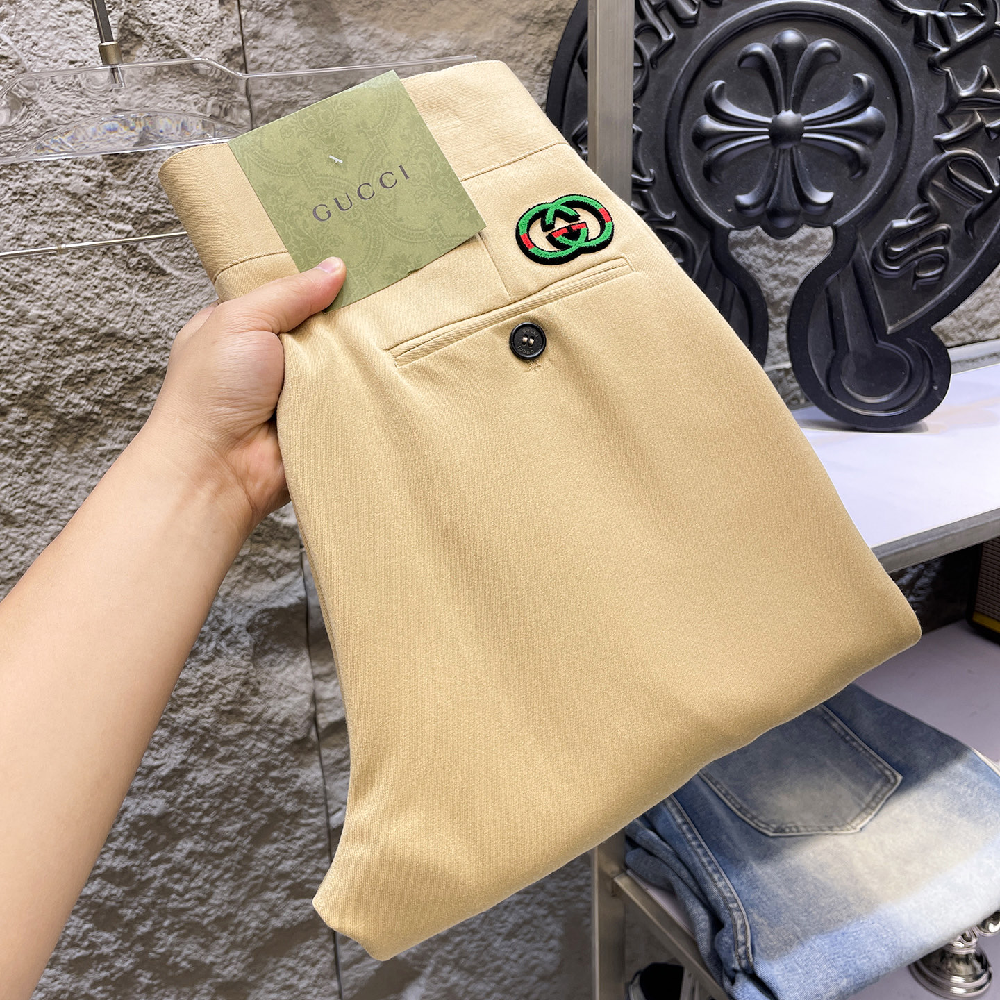 NO:865133,GUCCI casual pants, trousers, new style, four seasons, special fabric for advanced custom trousers, customized original hardware, heavy craftsmanship, fine turning and routing, customized fabric, soft and comfortable, significant texture, exquisite accessories, great upper body effect, complete three standards, standard size 29-36, no 35 (shipped next day),,gucci,19860909GUCCI古奇 休闲裤 西裤 新款 四季款 高级定制裤子专用面料 定制原版五金 重工工艺打造 车工走线精细 定制面料 柔软舒适 质感显著 辅料精美 上身效果超赞 三标齐全 标准尺码29-36,无35（隔天出货）,,gucci,,Men's clothing