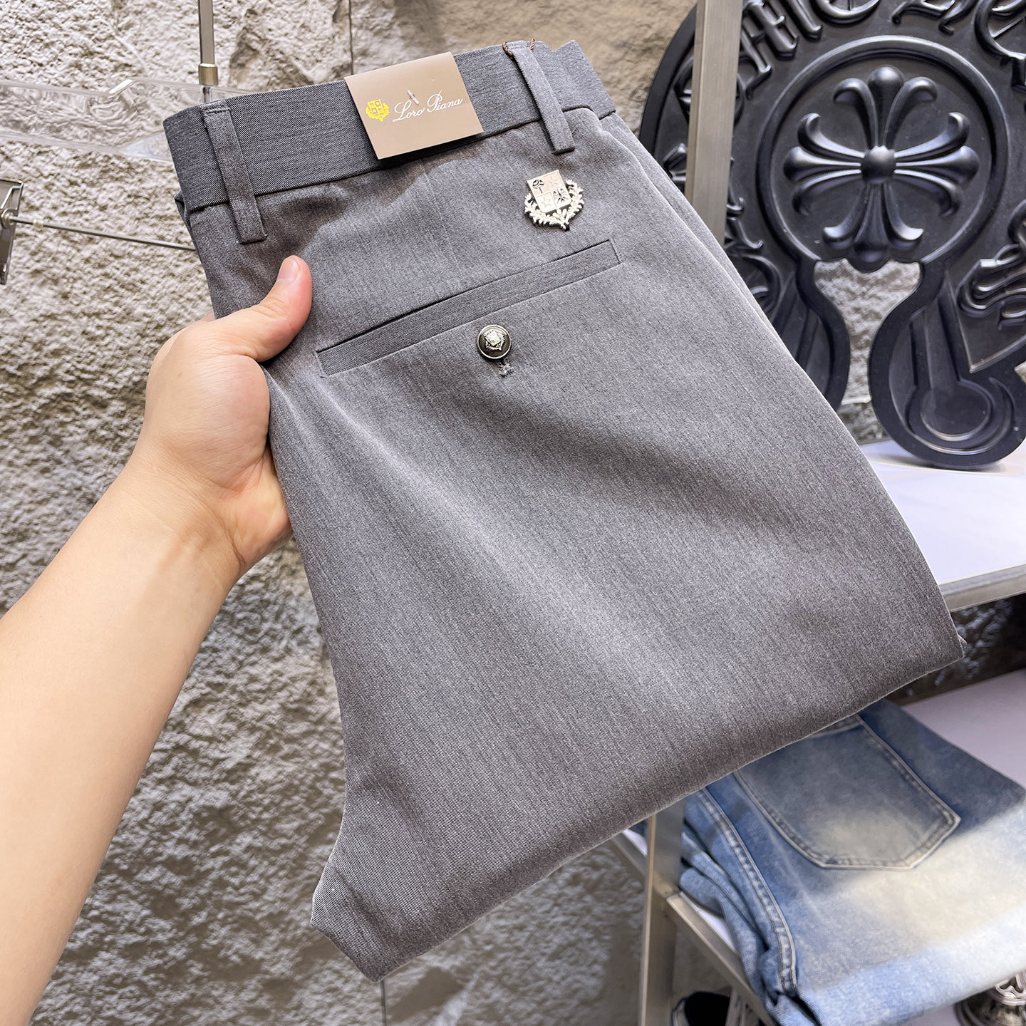 NO:877141,LP Nuoyou Piana casual pants, trousers, new style, four seasons, special fabric for advanced custom trousers, customized original hardware, heavy craftsmanship, fine turning and routing, customized fabric, soft and comfortable, significant texture, exquisite accessories, great upper body effect, complete three standards, standard size 29-40 (shipped next day),,loro piana,19860909LP诺悠翩雅 休闲裤 西裤 新款 四季款 高级定制裤子专用面料 定制原版五金 重工工艺打造 车工走线精细 定制面料 柔软舒适 质感显著 辅料精美 上身效果超赞 三标齐全 标准尺码29-40（隔天出货）,,loro piana,,Men's clothing