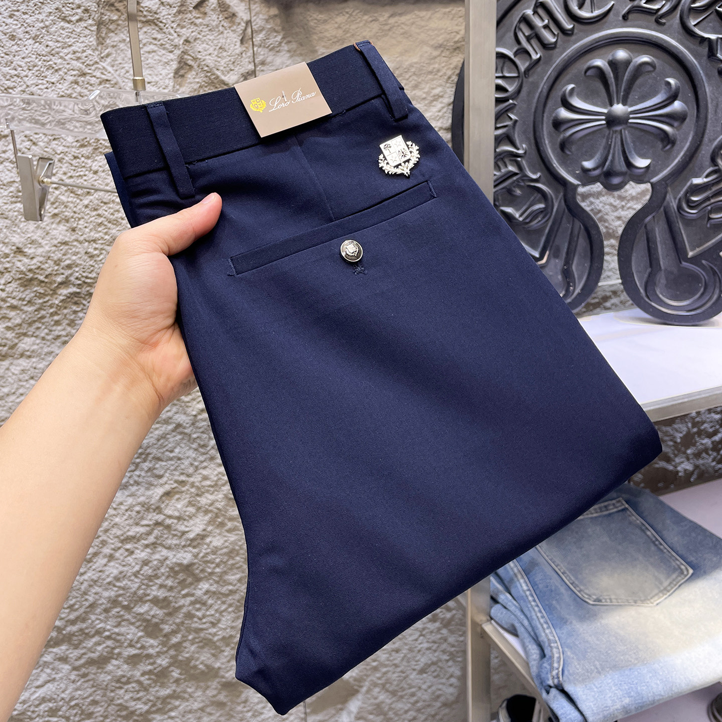 NO:871190,LP Nuoyou Piana casual pants, trousers, new style, four seasons, special fabric for advanced custom trousers, customized original hardware, heavy craftsmanship, fine turning and routing, customized fabric, soft and comfortable, significant texture, exquisite accessories, great upper body effect, complete three standards, standard size 29-40 (shipped next day),,loro piana,19860909LP诺悠翩雅 休闲裤 西裤 新款 四季款 高级定制裤子专用面料 定制原版五金 重工工艺打造 车工走线精细 定制面料 柔软舒适 质感显著 辅料精美 上身效果超赞 三标齐全 标准尺码29-40（隔天出货）,,loro piana,,Men's clothing