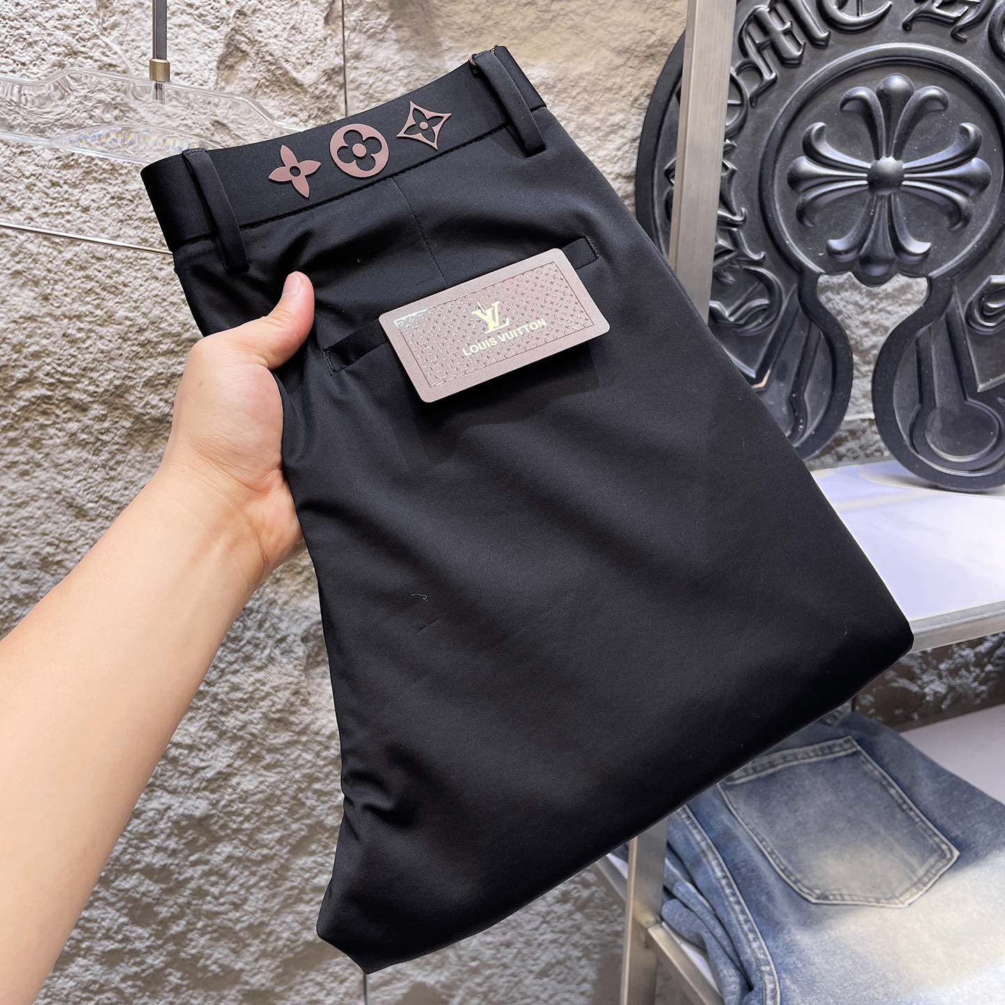 NO:918004,LV Louis Vuitton casual pants, trousers, new style, four seasons, special fabric for advanced custom trousers, custom original hardware, heavy craftsmanship, fine turning and wiring, custom fabrics, soft and comfortable, significant texture, exquisite accessories, great upper body effect, complete with three standards, standard size 29-40 (shipped next day),, louis vuitton, louis vuitton,19860909LV路易威登 休闲裤 西裤 新款 四季款 高级定制裤子专用面料 定制原版五金 重工工艺打造 车工走线精细 定制面料 柔软舒适 质感显著 辅料精美 上身效果超赞 三标齐全 标准尺码29-40（隔天出货）,,louis vuitton,louis vuitton,,Men's clothing