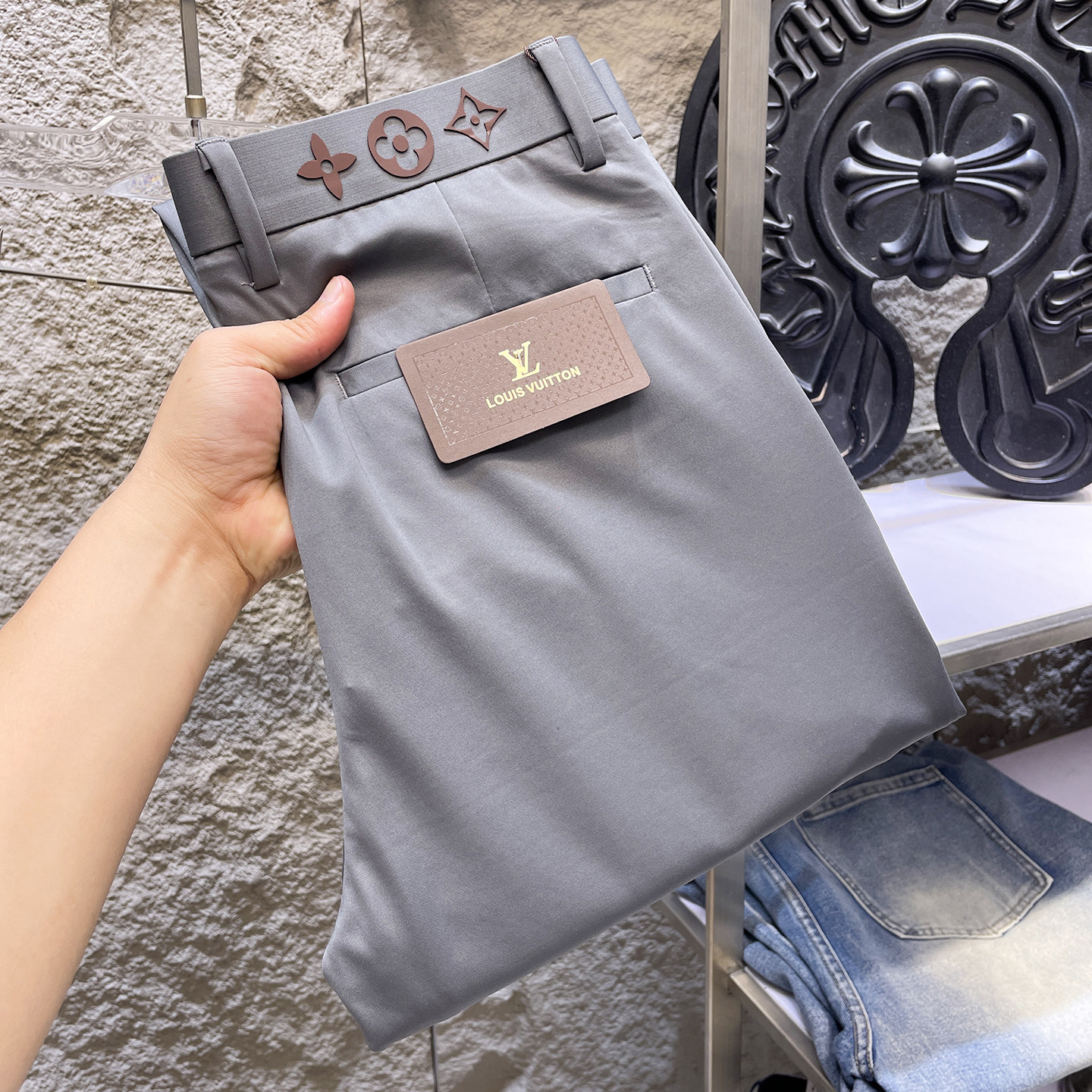 NO:877133,LV Louis Vuitton casual pants, trousers, new style, four seasons, special fabric for advanced custom trousers, customized original hardware, heavy craftsmanship, fine turning and wiring, customized fabric, soft and comfortable, significant texture, exquisite accessories, excellent upper body effect, complete three standards, standard size 29-40 (shipped next day),, louis vuitton, louis vuitton,19860909LV路易威登 休闲裤 西裤 新款 四季款 高级定制裤子专用面料 定制原版五金 重工工艺打造 车工走线精细 定制面料 柔软舒适 质感显著 辅料精美 上身效果超赞 三标齐全 标准尺码29-40（隔天出货）,,louis vuitton,louis vuitton,,Men's clothing