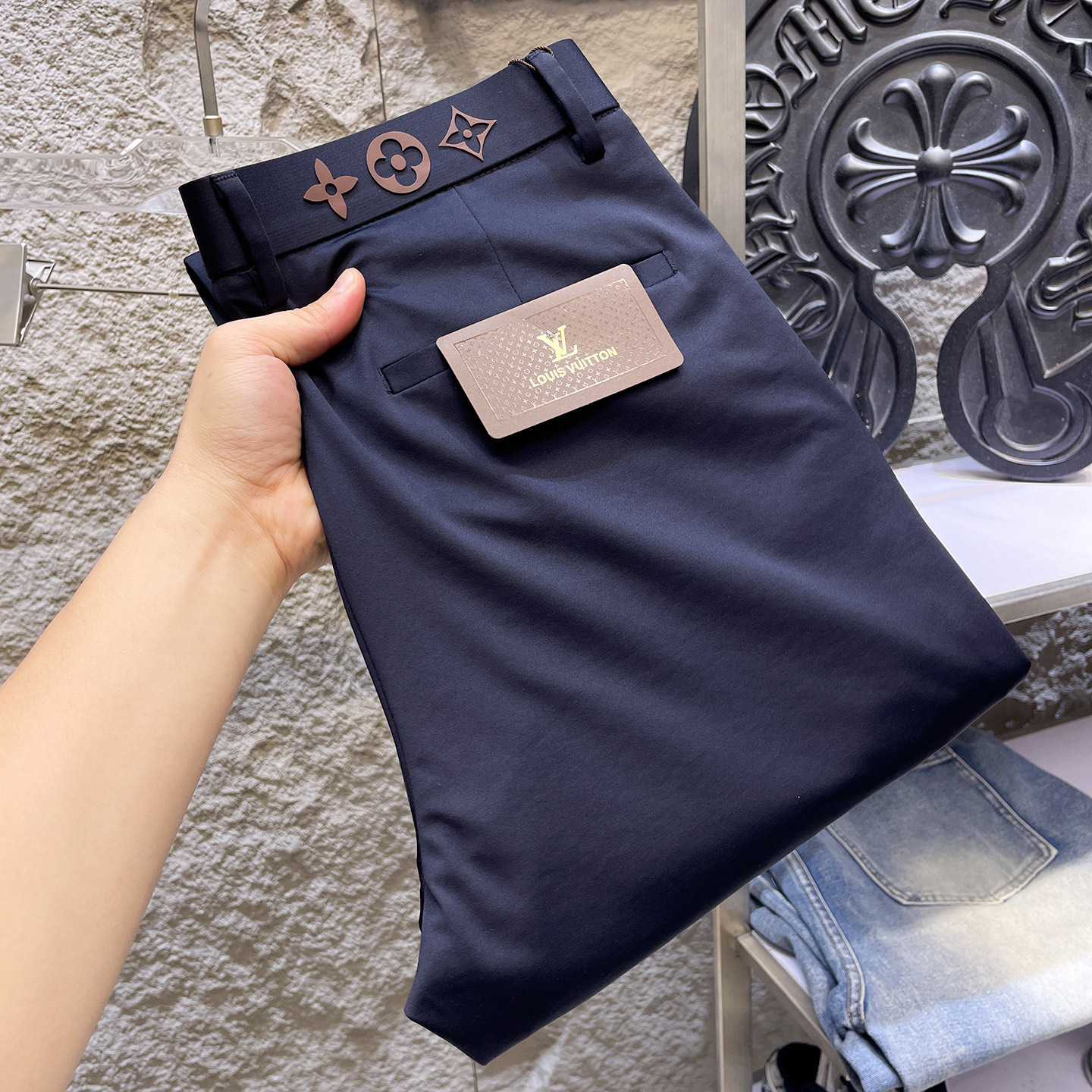 NO:871198,LV Louis Vuitton casual pants, trousers, new style, four seasons, special fabric for advanced custom trousers, customized original hardware, heavy craftsmanship, fine turning and wiring, customized fabric, soft and comfortable, significant texture, exquisite accessories, excellent upper body effect, complete three standards, standard size 29-40 (shipped next day),, louis vuitton, louis vuitton,19860909LV路易威登 休闲裤 西裤 新款 四季款 高级定制裤子专用面料 定制原版五金 重工工艺打造 车工走线精细 定制面料 柔软舒适 质感显著 辅料精美 上身效果超赞 三标齐全 标准尺码29-40（隔天出货）,,louis vuitton,louis vuitton,,Men's clothing